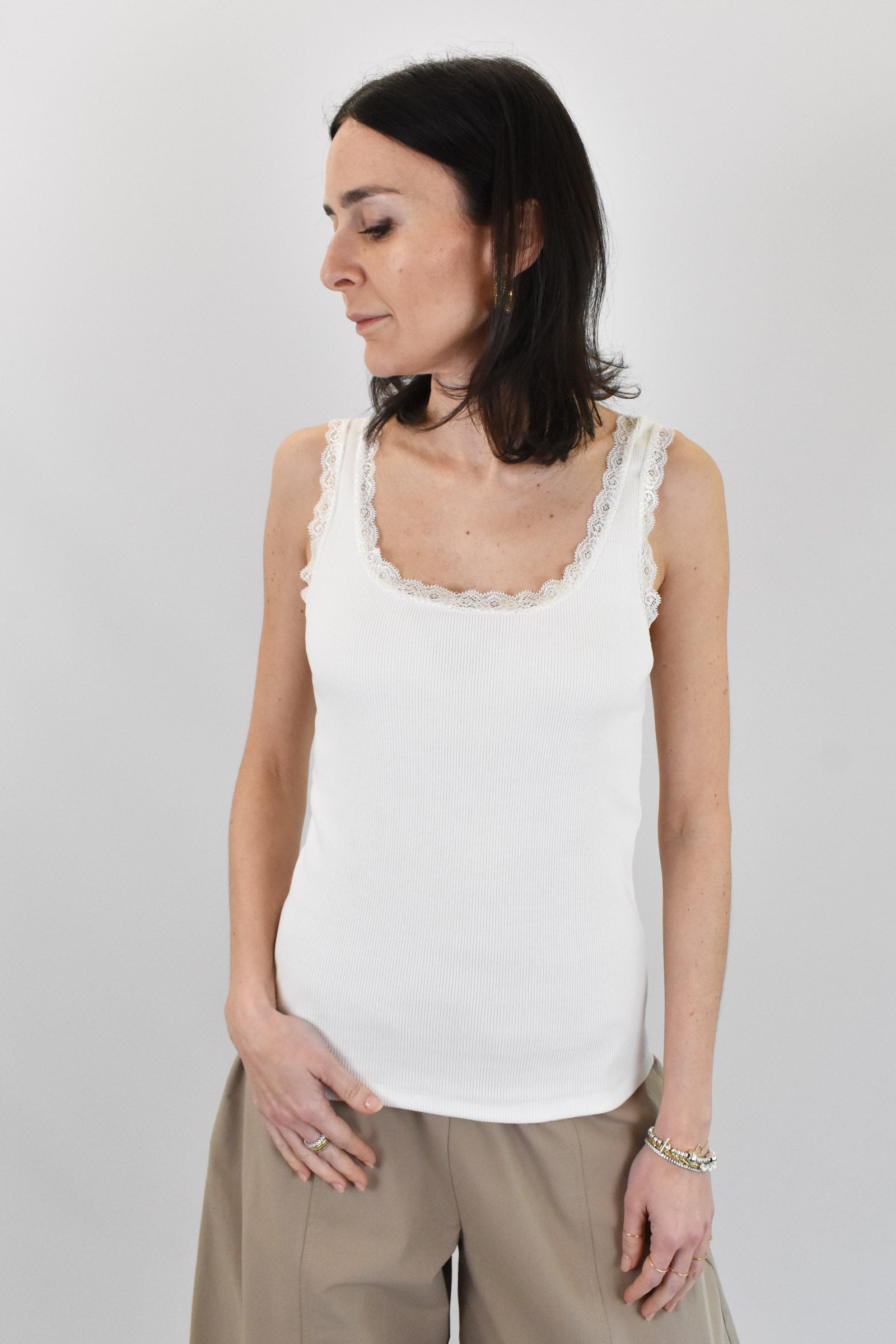 Canotta a costine con pizzo