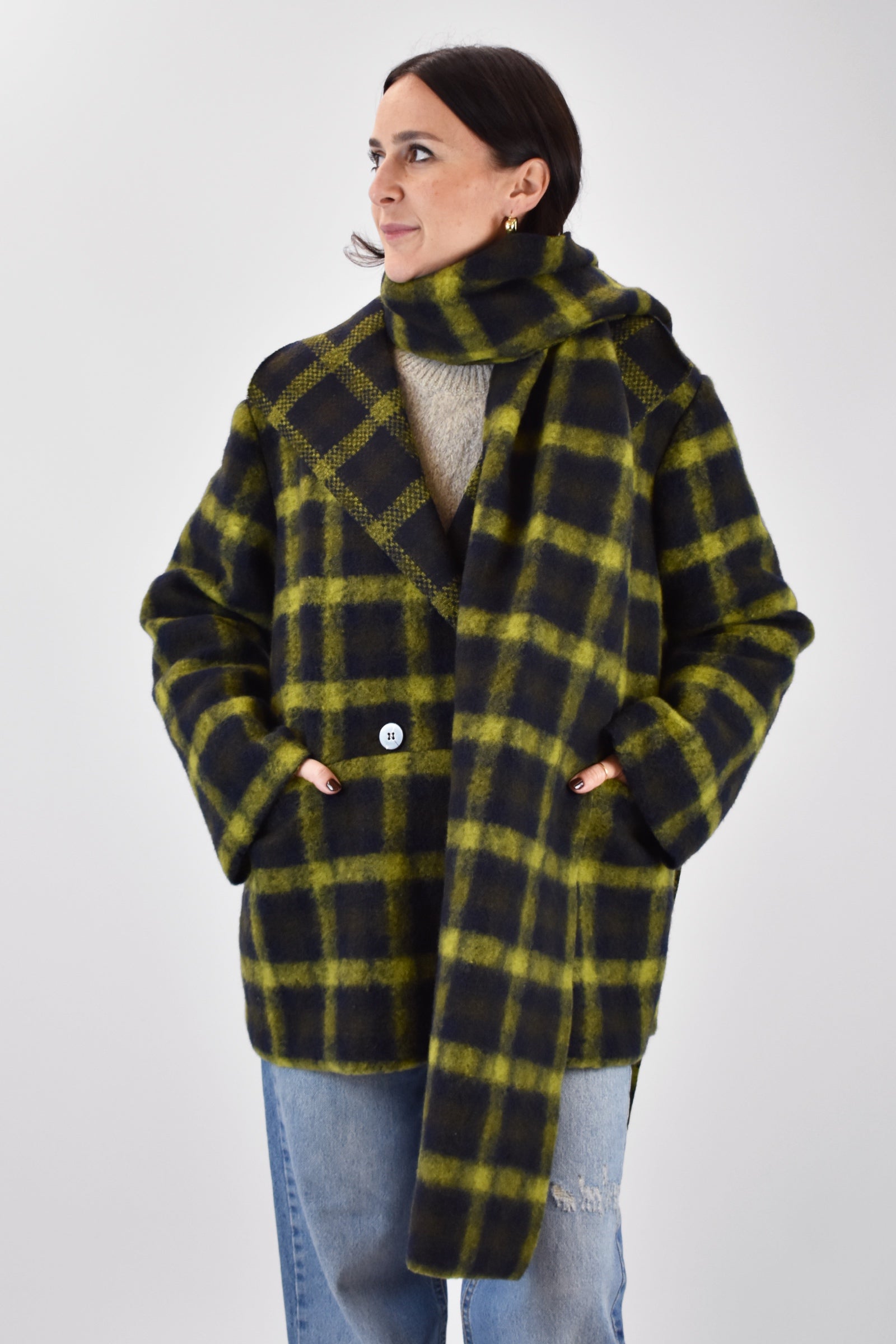 Cappotto a quadri con sciarpa
