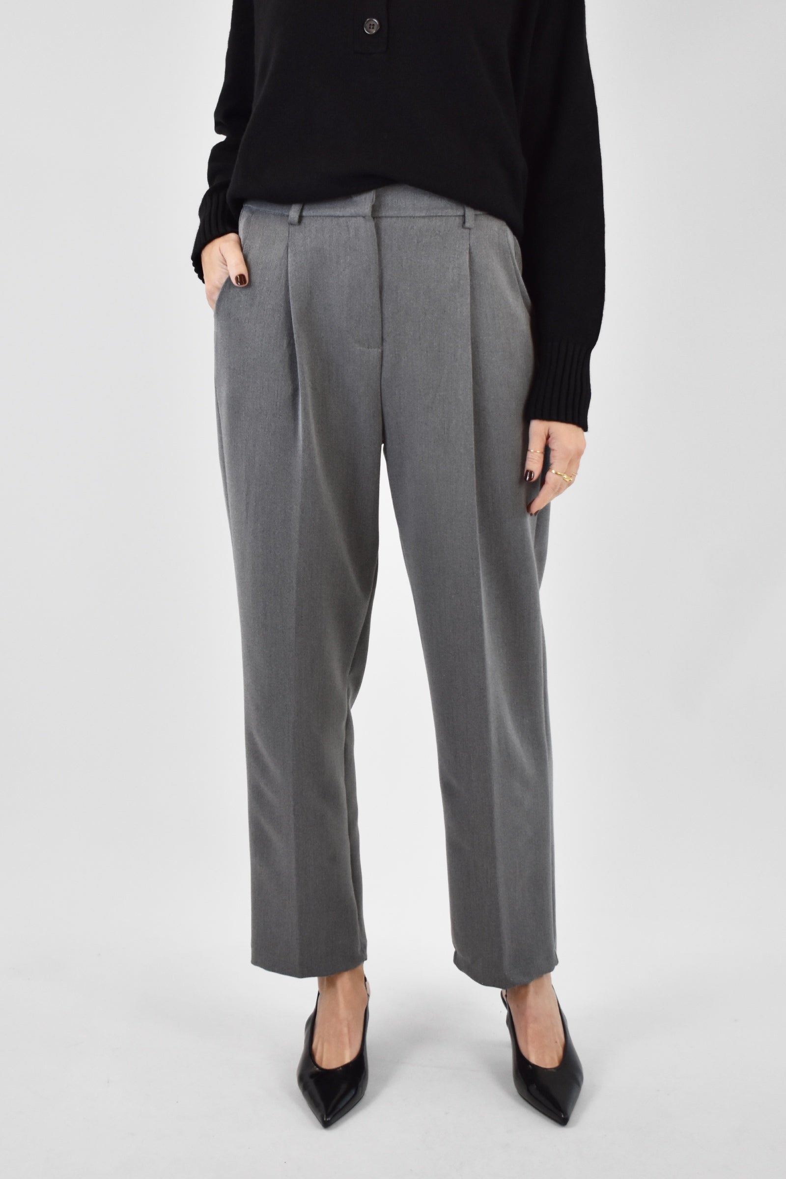 Pantalone con piega e elastico