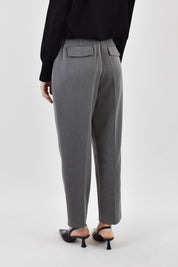 Pantalone con piega e elastico