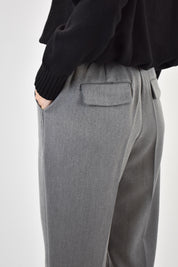 Pantalone con piega e elastico