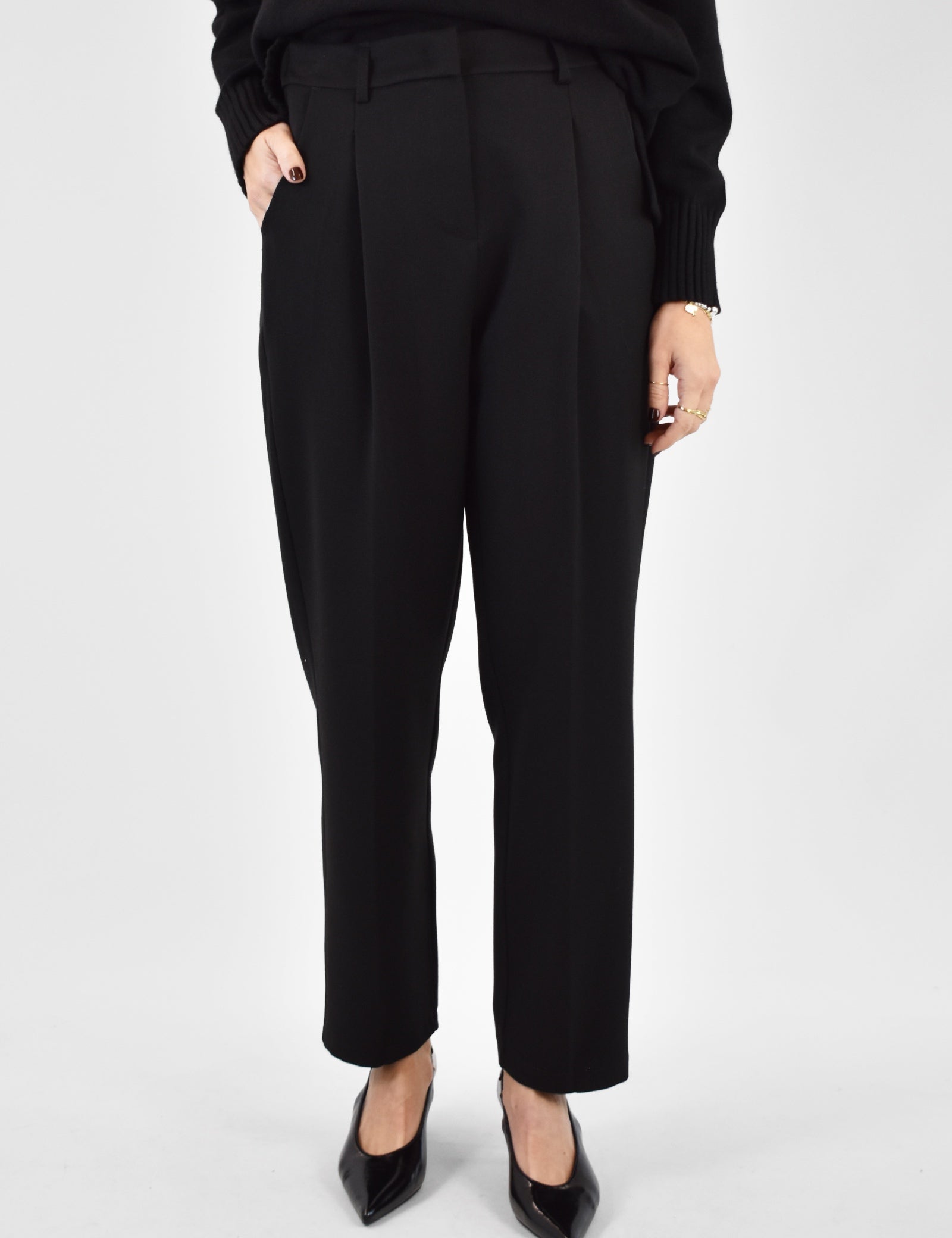 Pantalone con piega e elastico