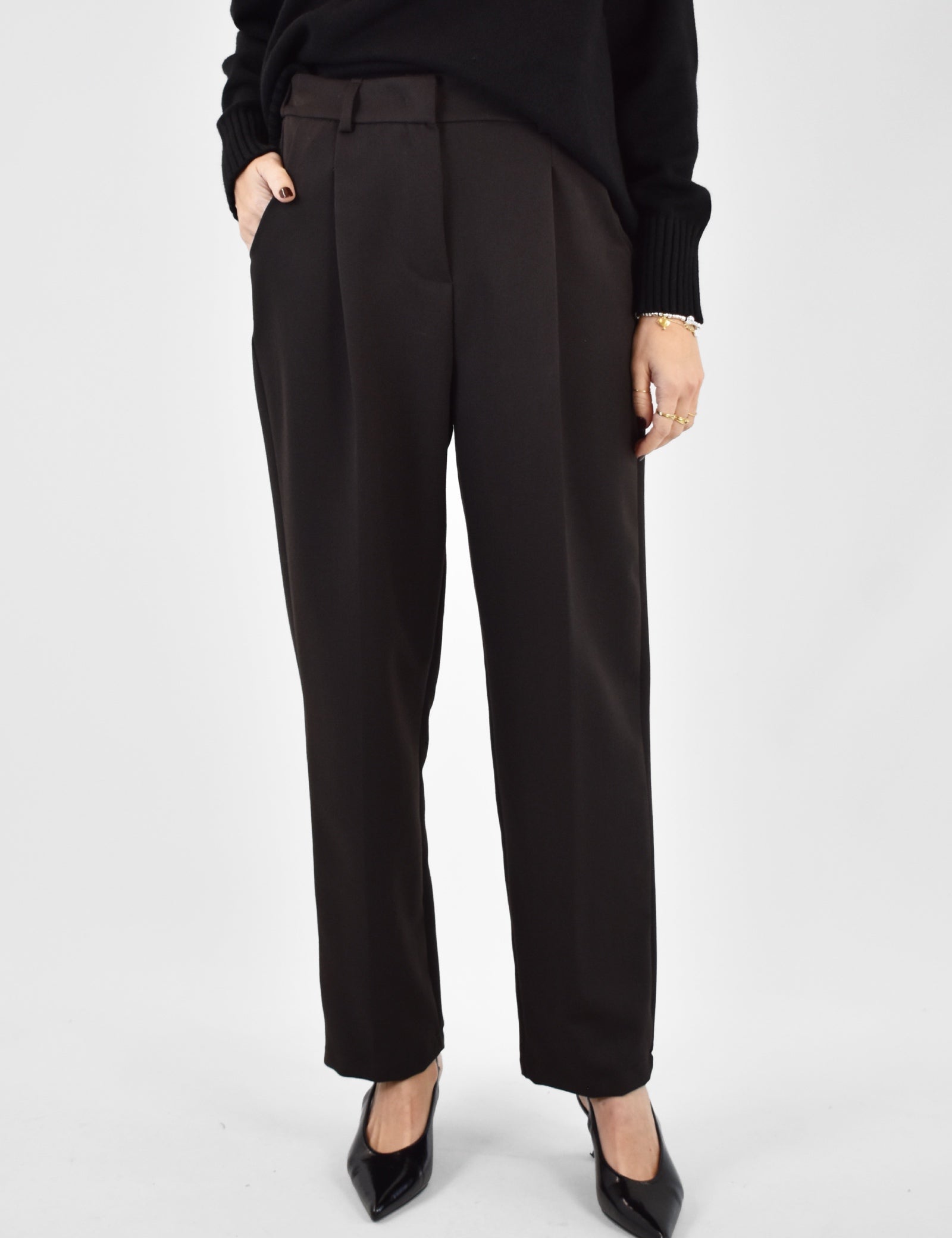 Pantalone con piega e elastico