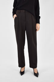 Pantalone con piega e elastico