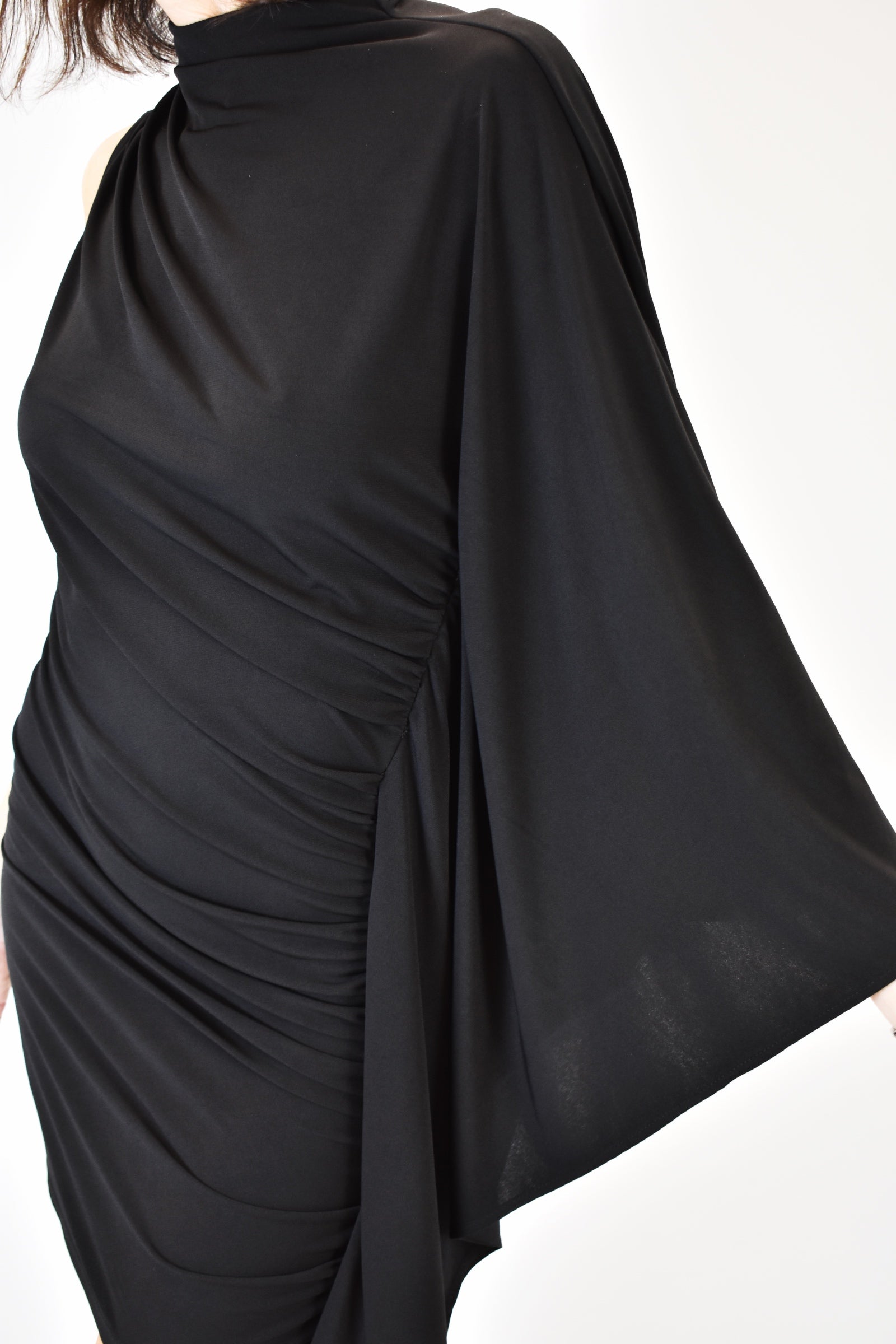 Abito corto manica cappa