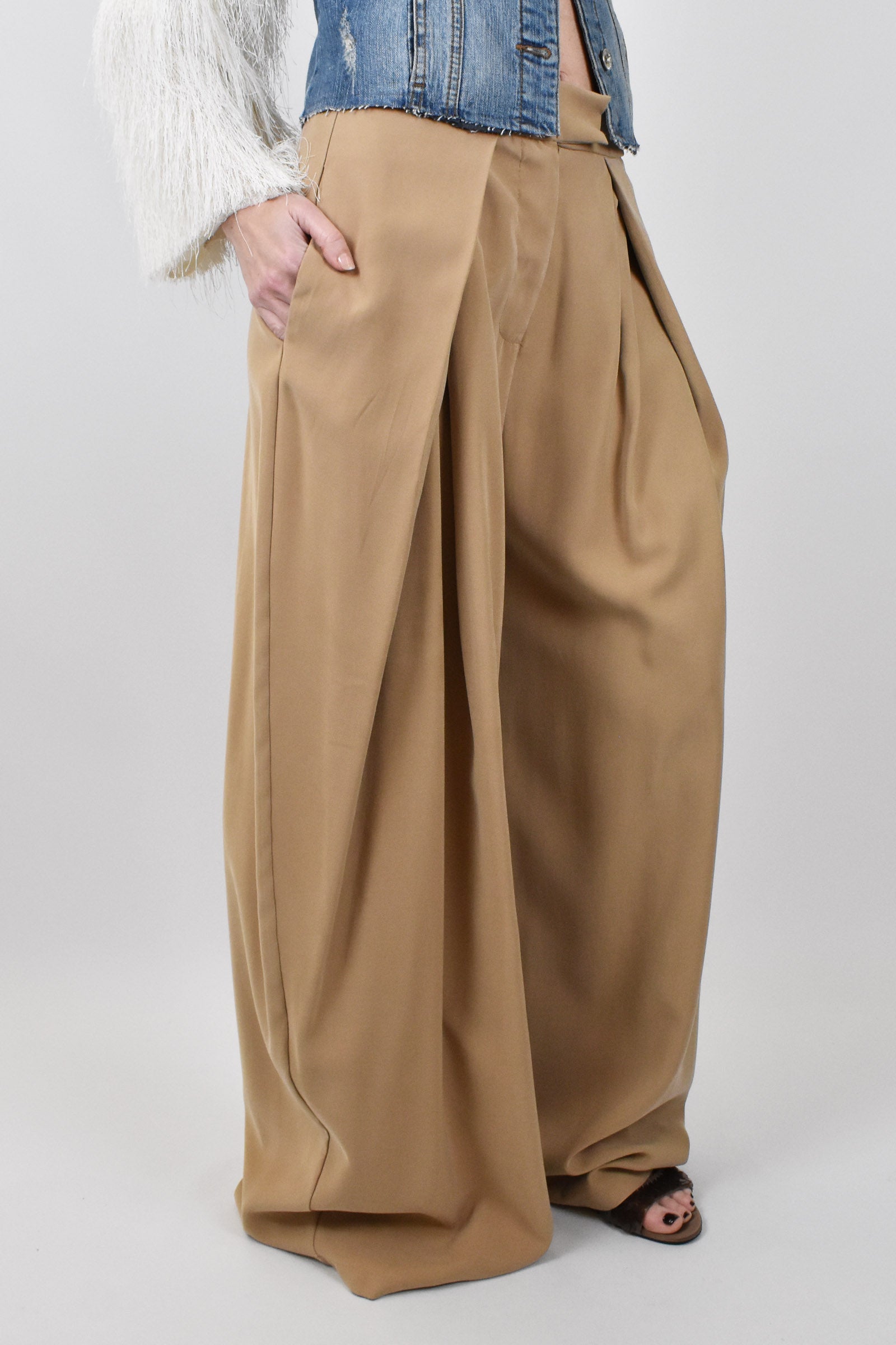 Pantalone ampio con pinces