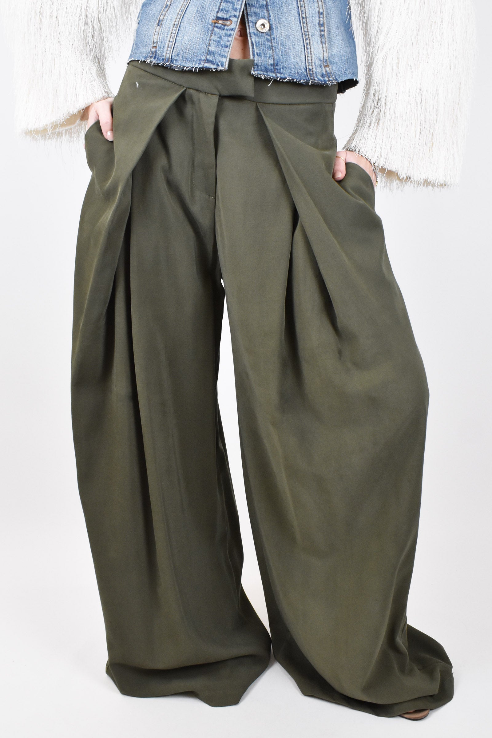 Pantalone ampio con pinces
