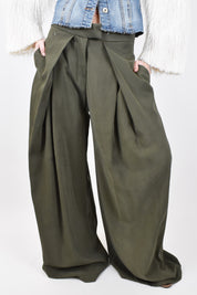 Pantalone ampio con pinces