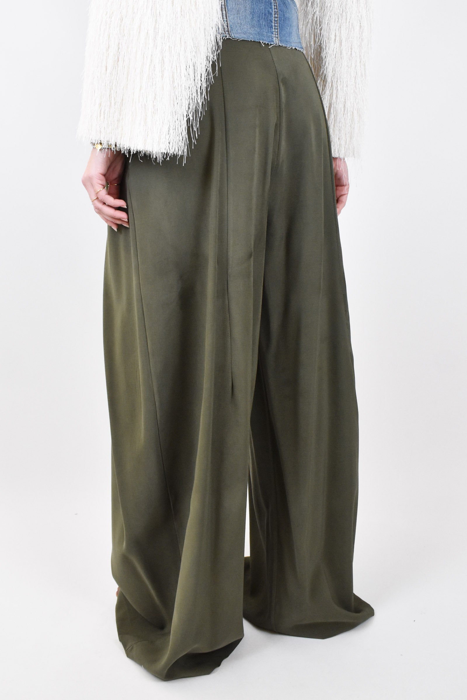 Pantalone ampio con pinces