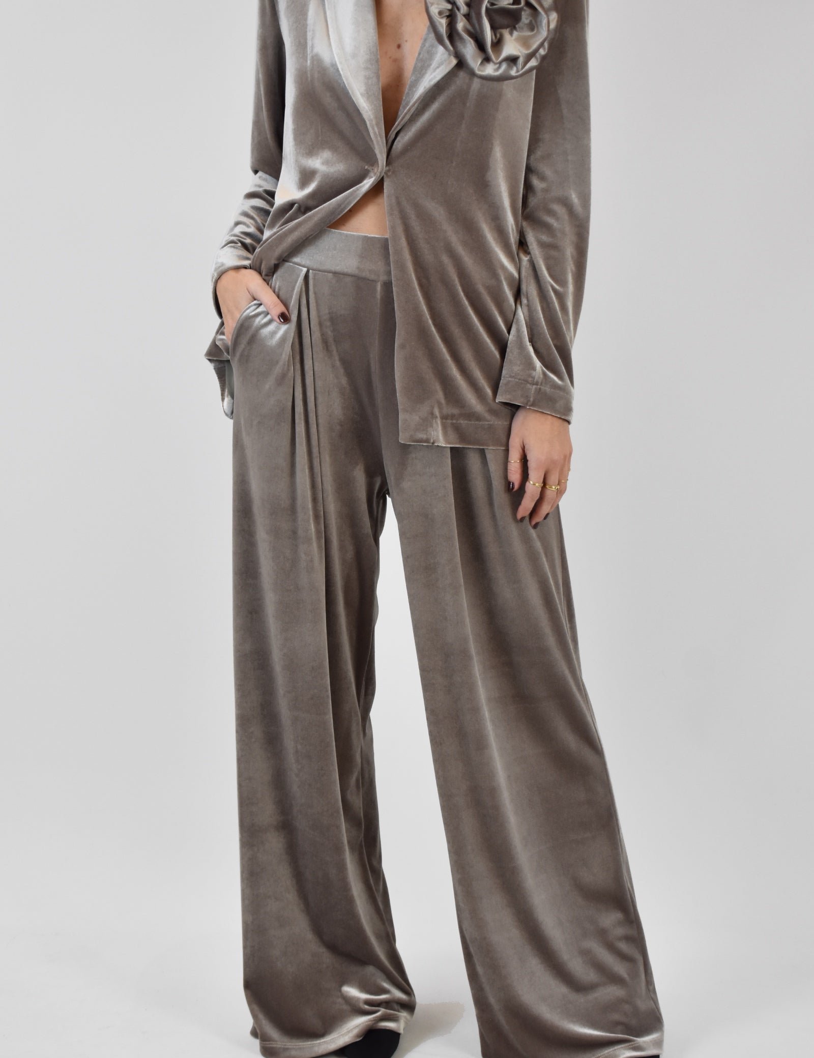 Foto indossata tailleur velluto Tensione In colore fango, pantalone in velluto Tensione In modello P10050ATAI25