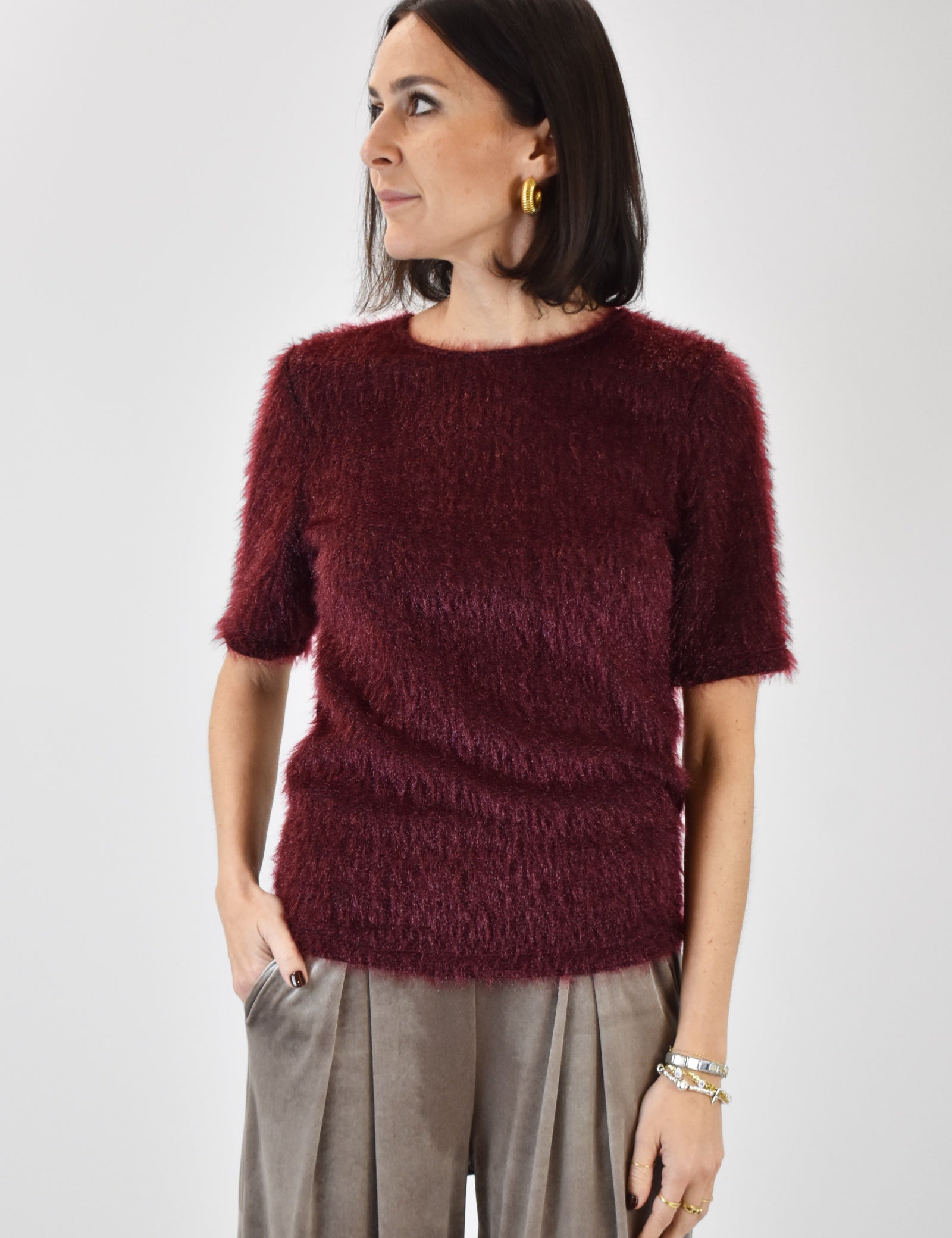 foto frontale indossata di t-shirt effetto shimmering colore bordeaux, modello UF0216, t-shirt shimmering ViCOLO