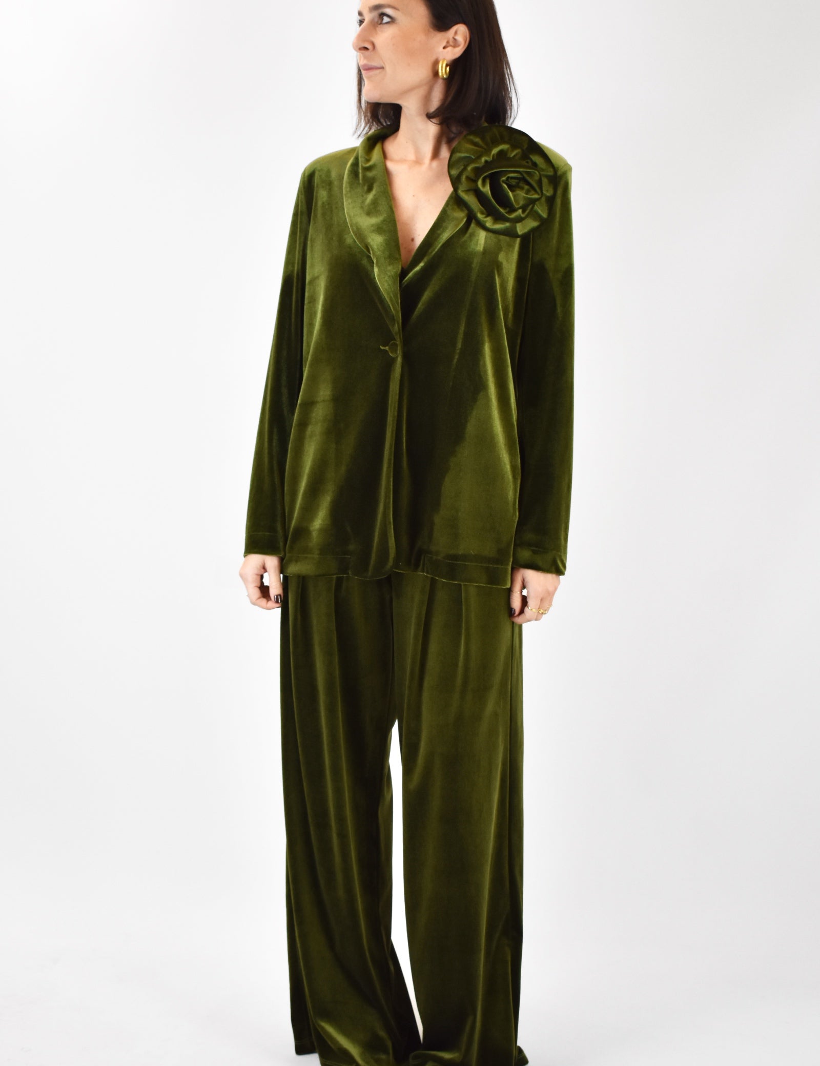 Foto indossata tailleur velluto Tensione In colore verde, pantalone in velluto Tensione In modello P10050ATAI25