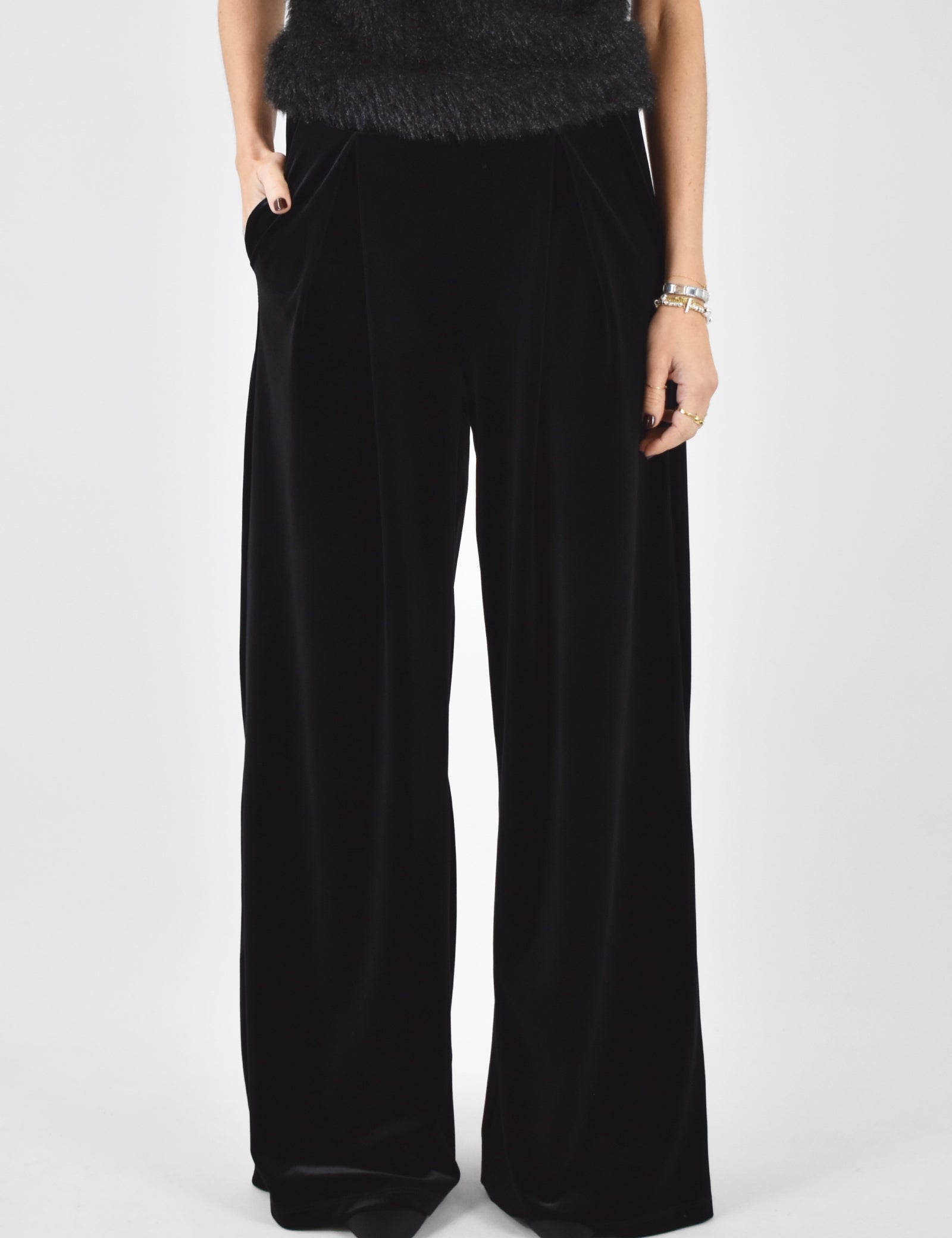 Foto indossata tailleur velluto Tensione In colore nero, pantalone in velluto Tensione In modello P10050ATAI25