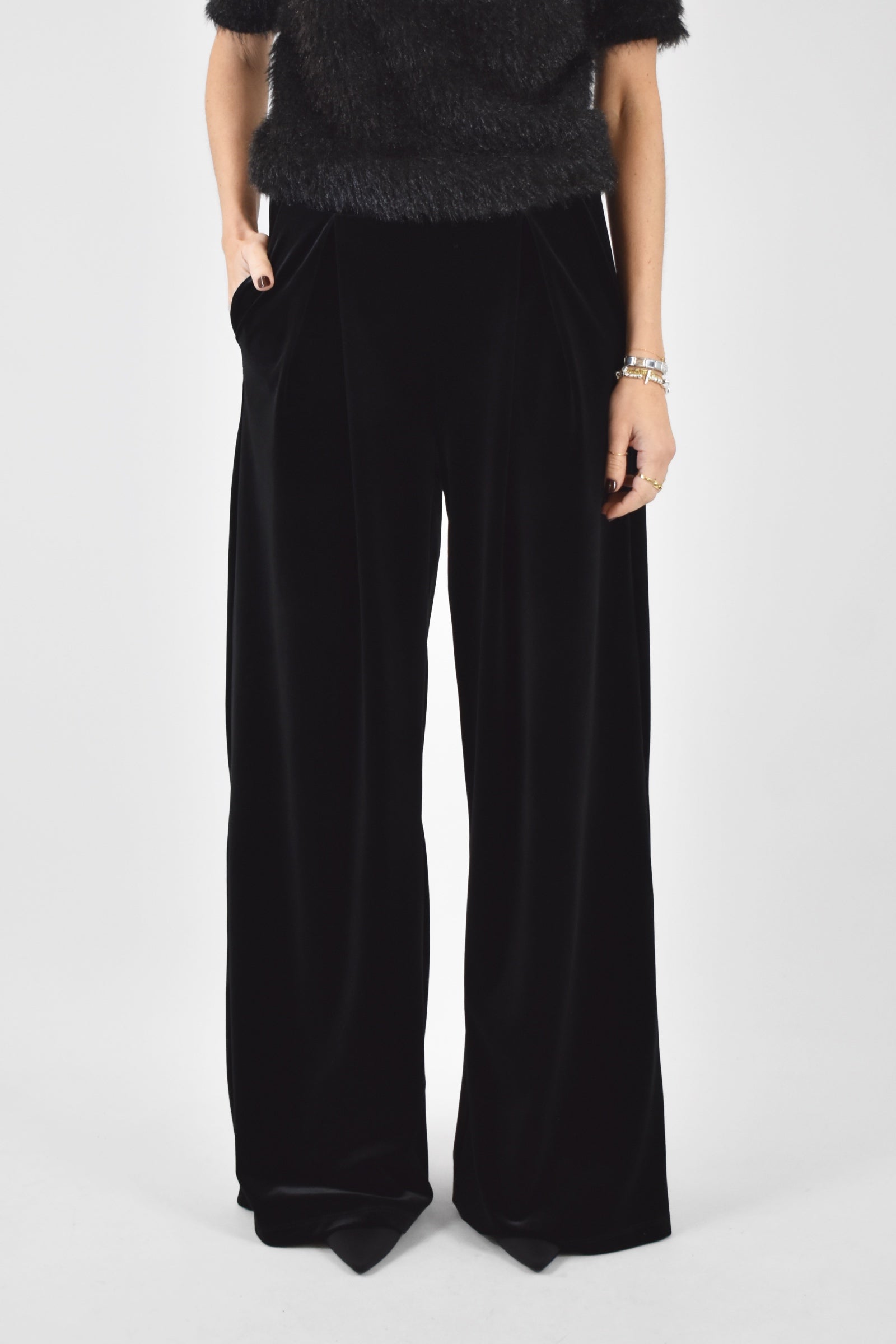 Foto indossata tailleur velluto Tensione In colore nero, pantalone in velluto Tensione In modello P10050ATAI25