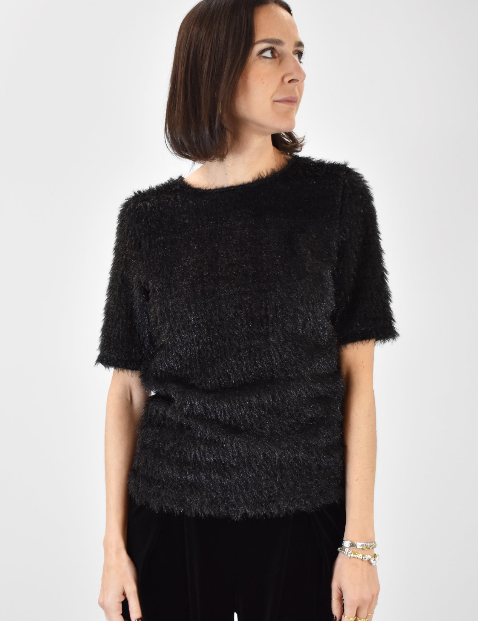 foto frontale indossata di t-shirt effetto shimmering colore nero, modello UF0216, t-shirt shimmering ViCOLO