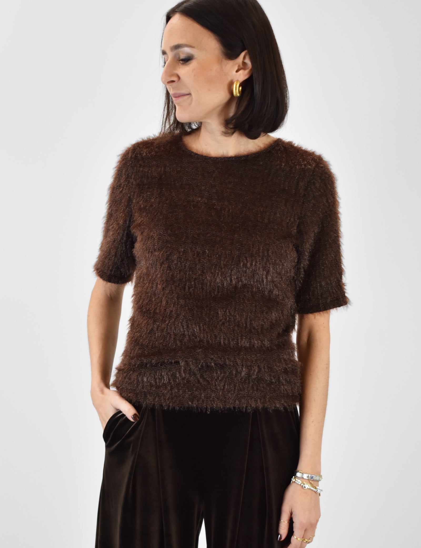 foto frontale indossata di t-shirt effetto shimmering colore marrone, modello UF0216, t-shirt shimmering ViCOLO