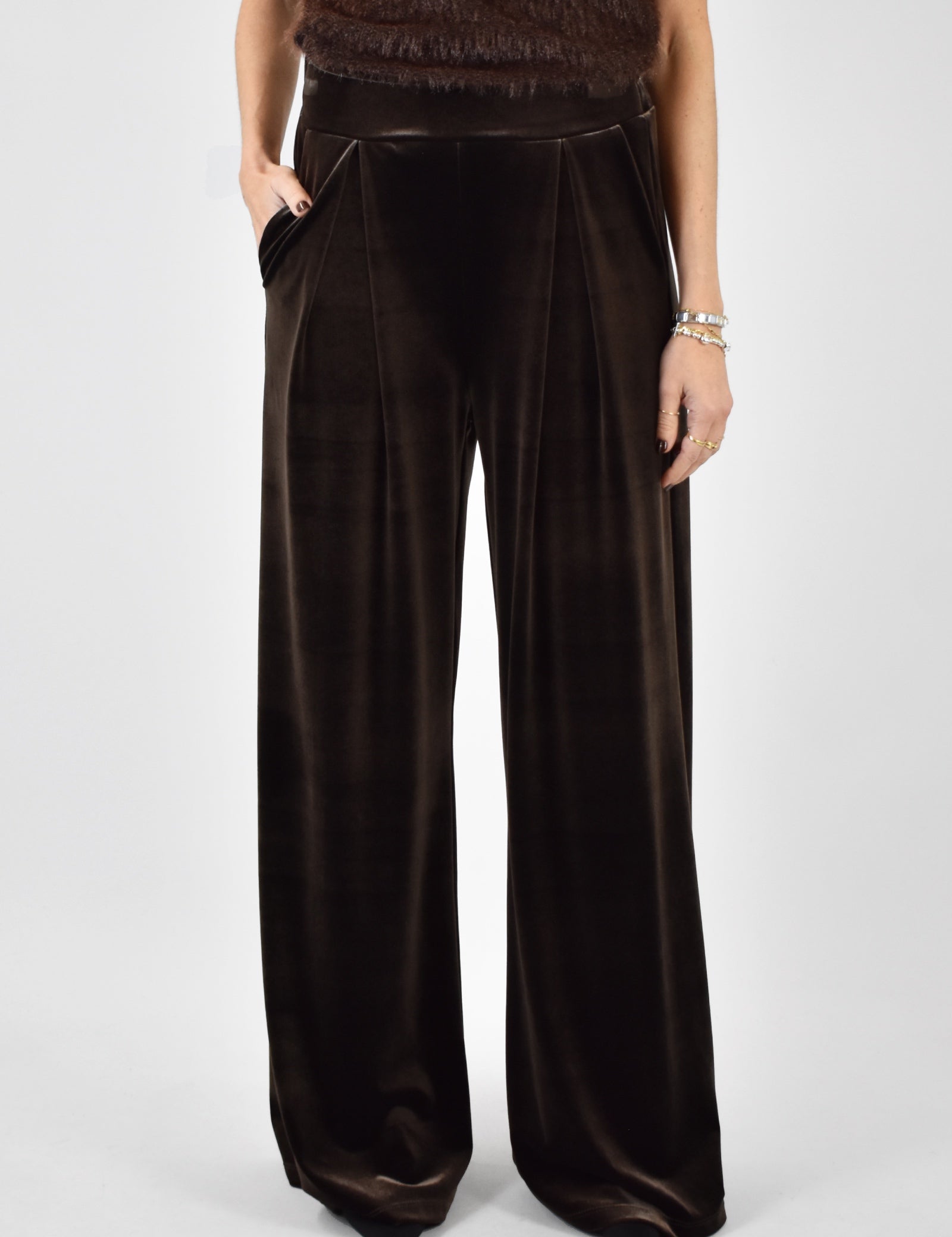 Foto indossata tailleur velluto Tensione In colore marrone, pantalone in velluto Tensione In modello P10050ATAI25