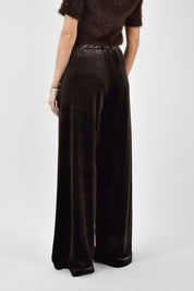 Foto indossata dietro del tailleur velluto Tensione In colore marrone, pantalone in velluto Tensione In modello P10050ATAI25