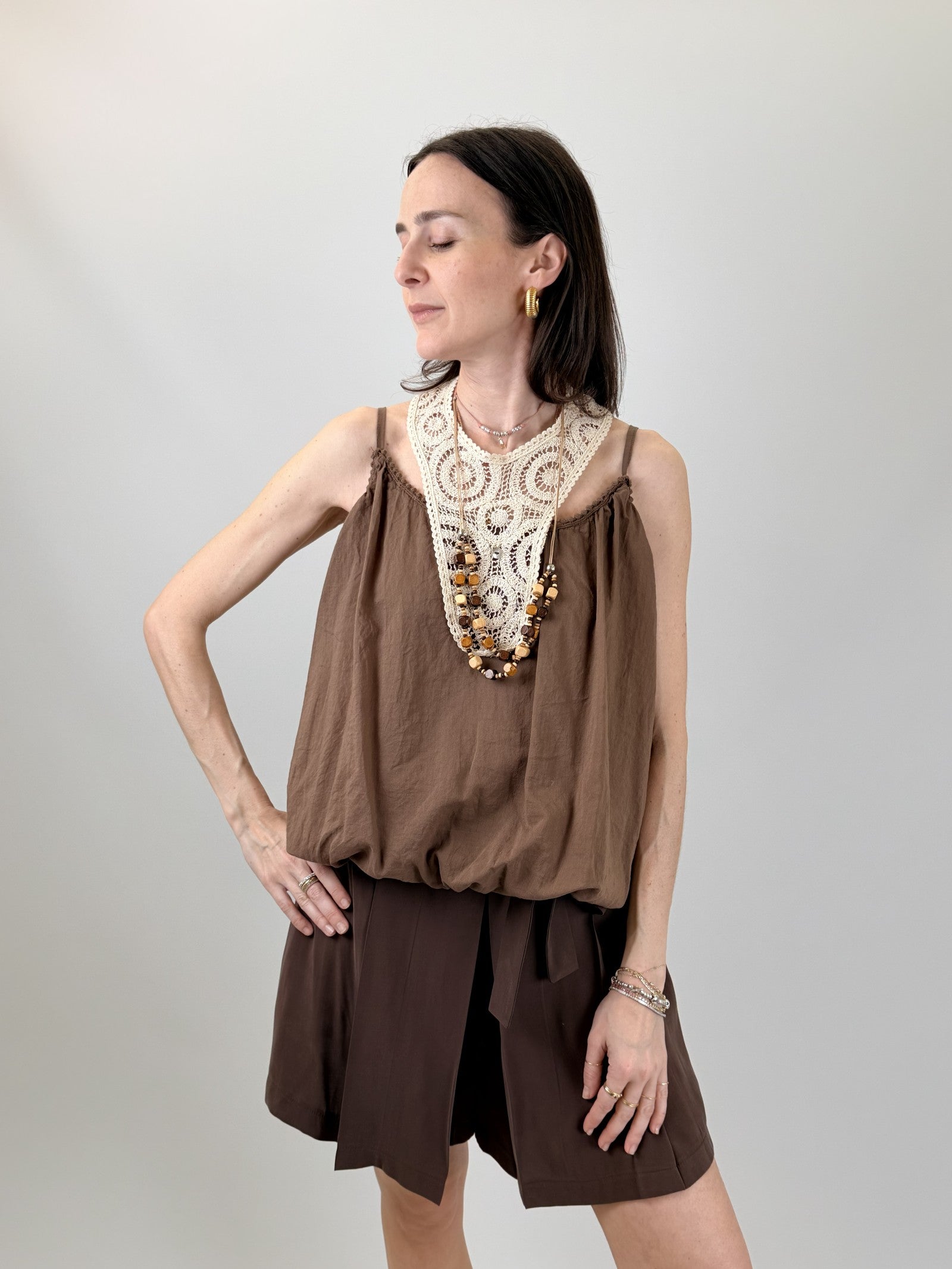 Top mussola crochet e collana