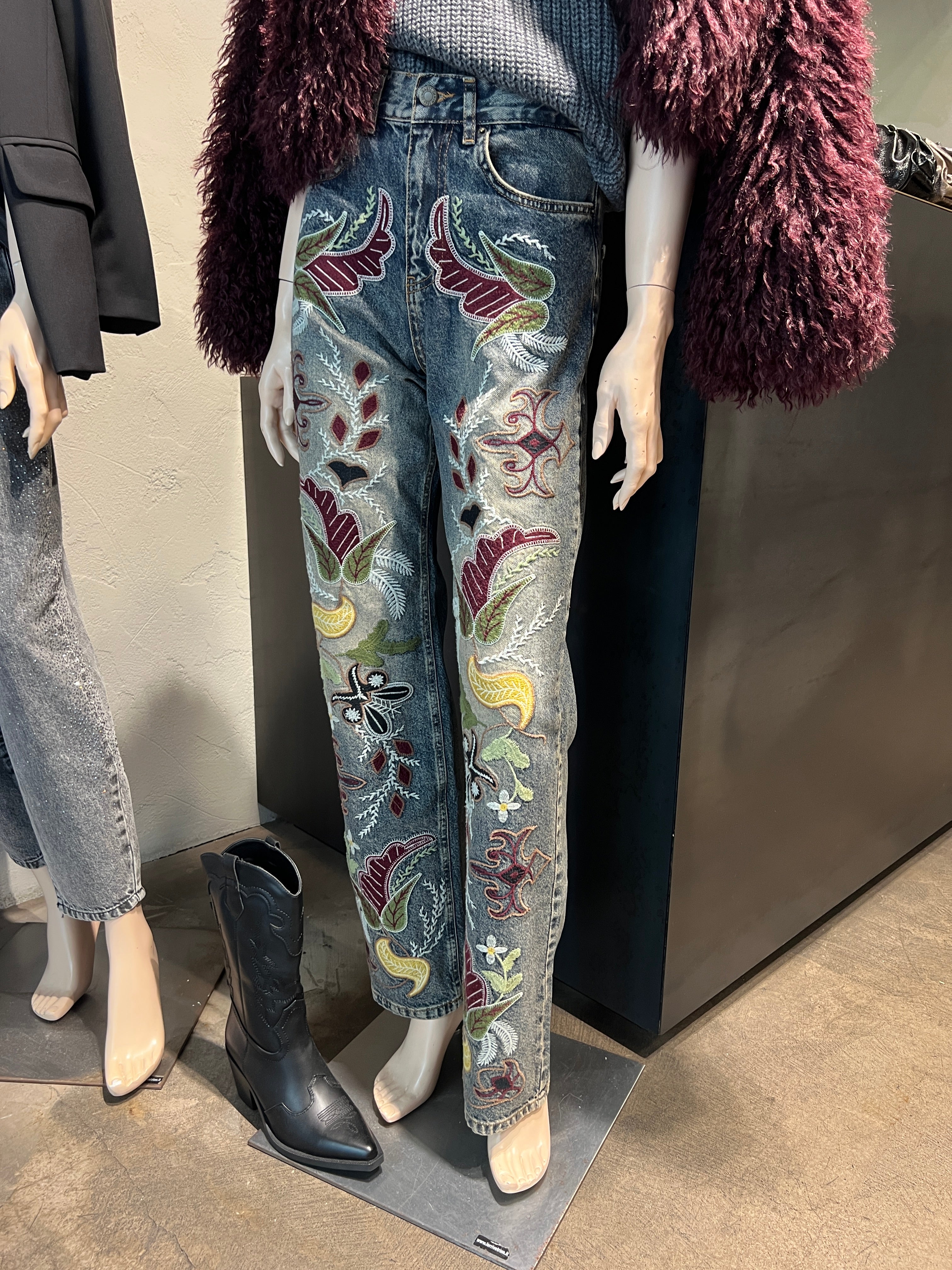 Jeans X ricami fiorati