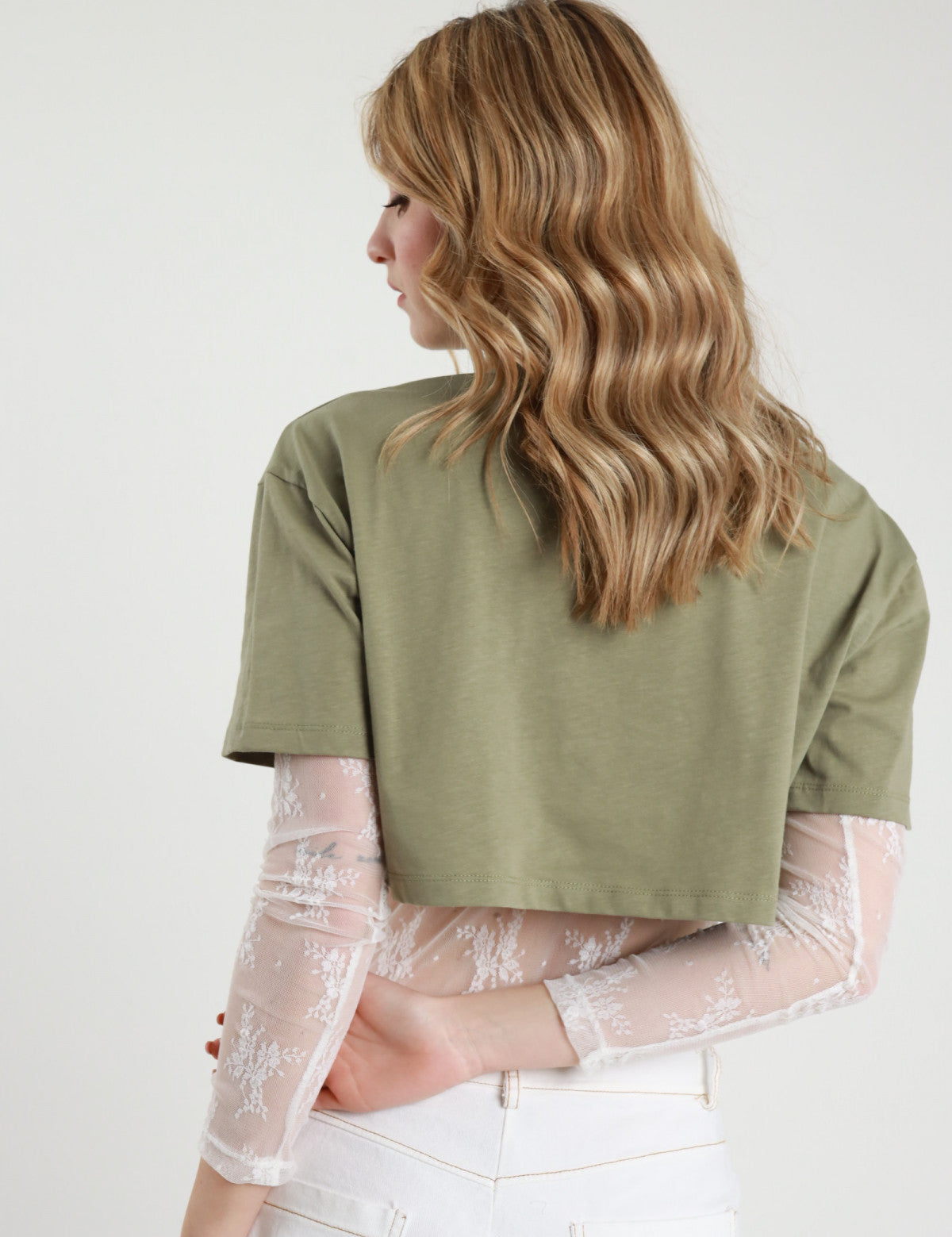 Susy Mix t-shirt a mezza manica con body in pizzo integrato, posteriore, colore verde