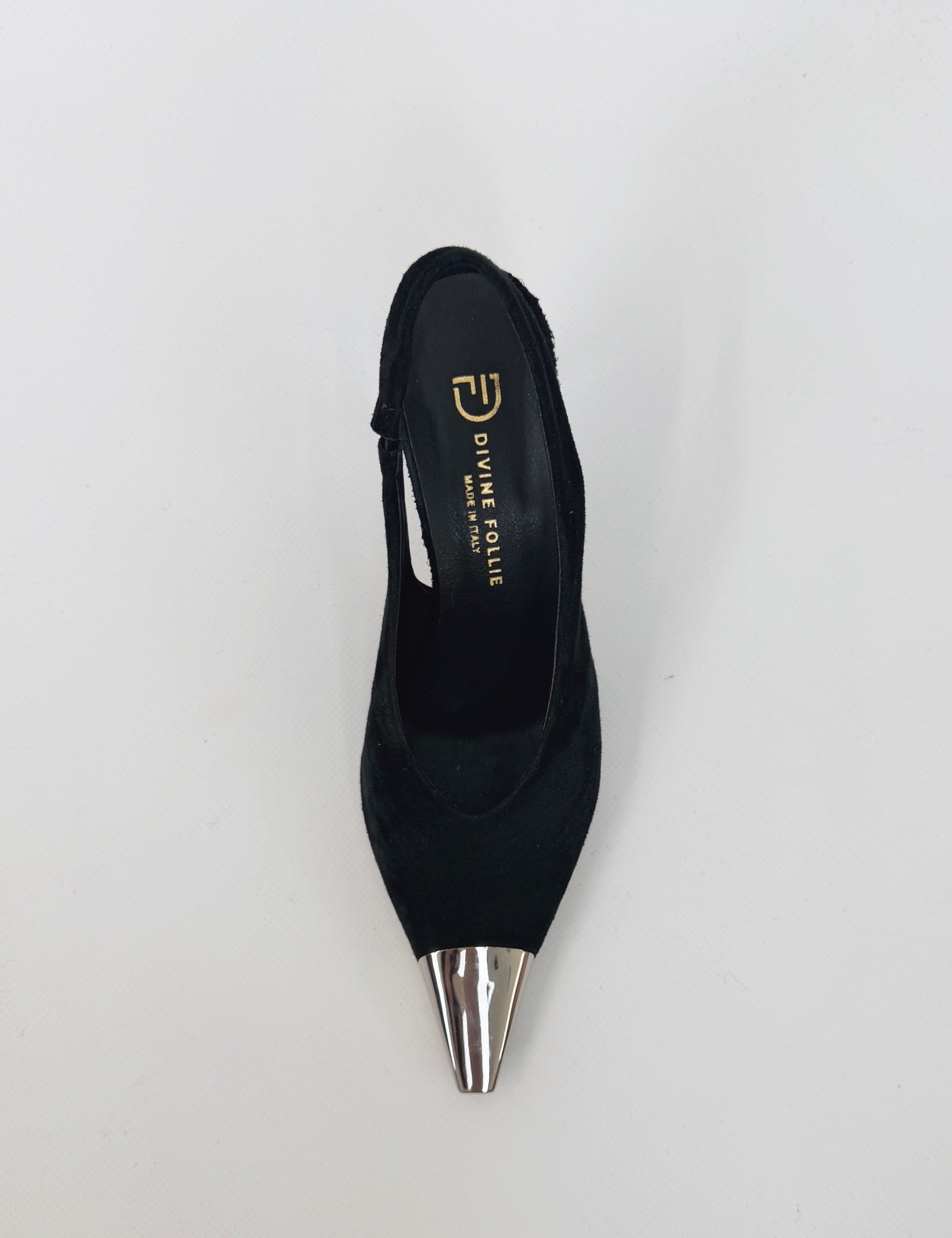 divine follie slingback in camoscio nero, con tacco e puntale metallico