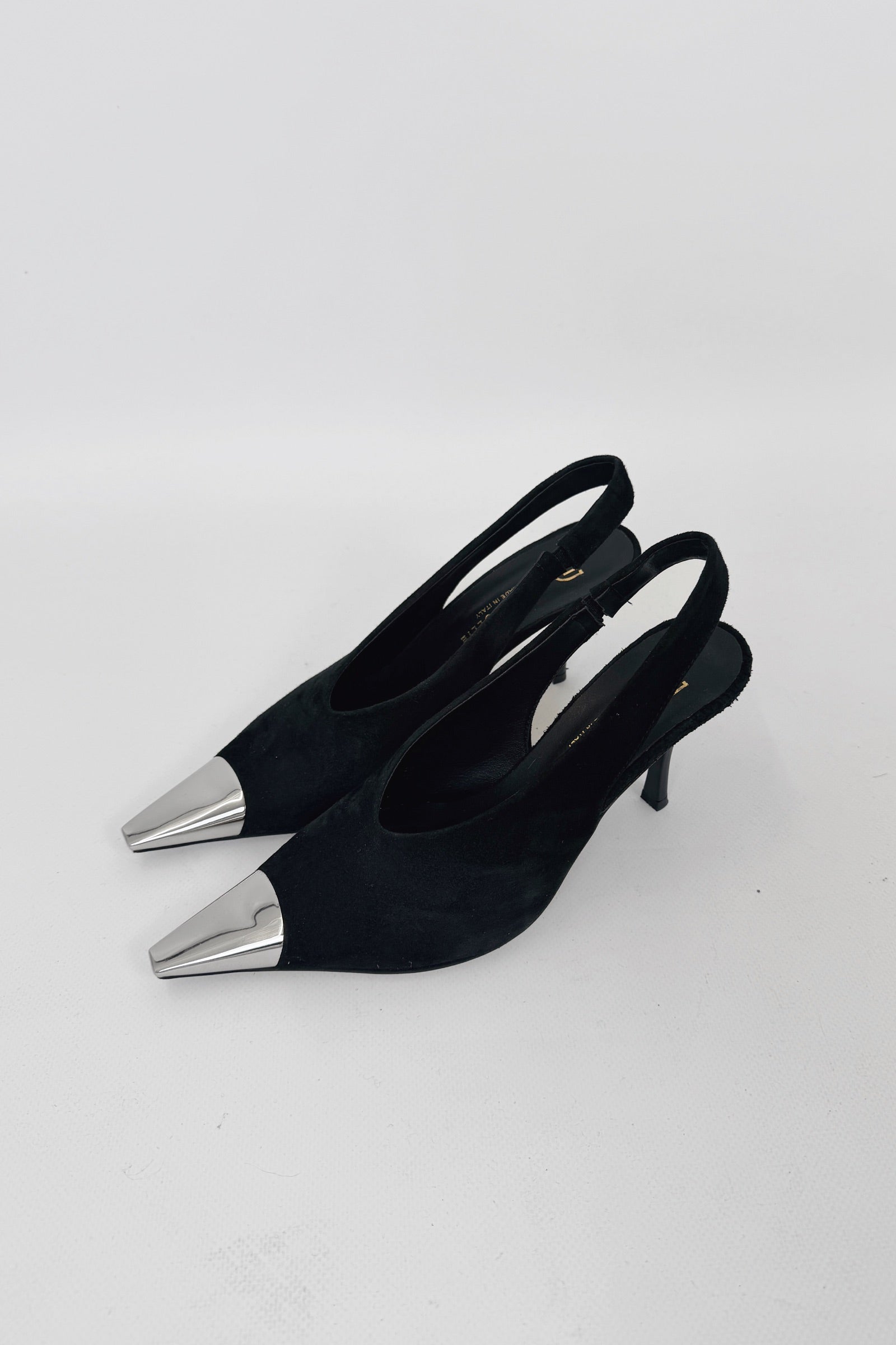 Slingback con punta metallica