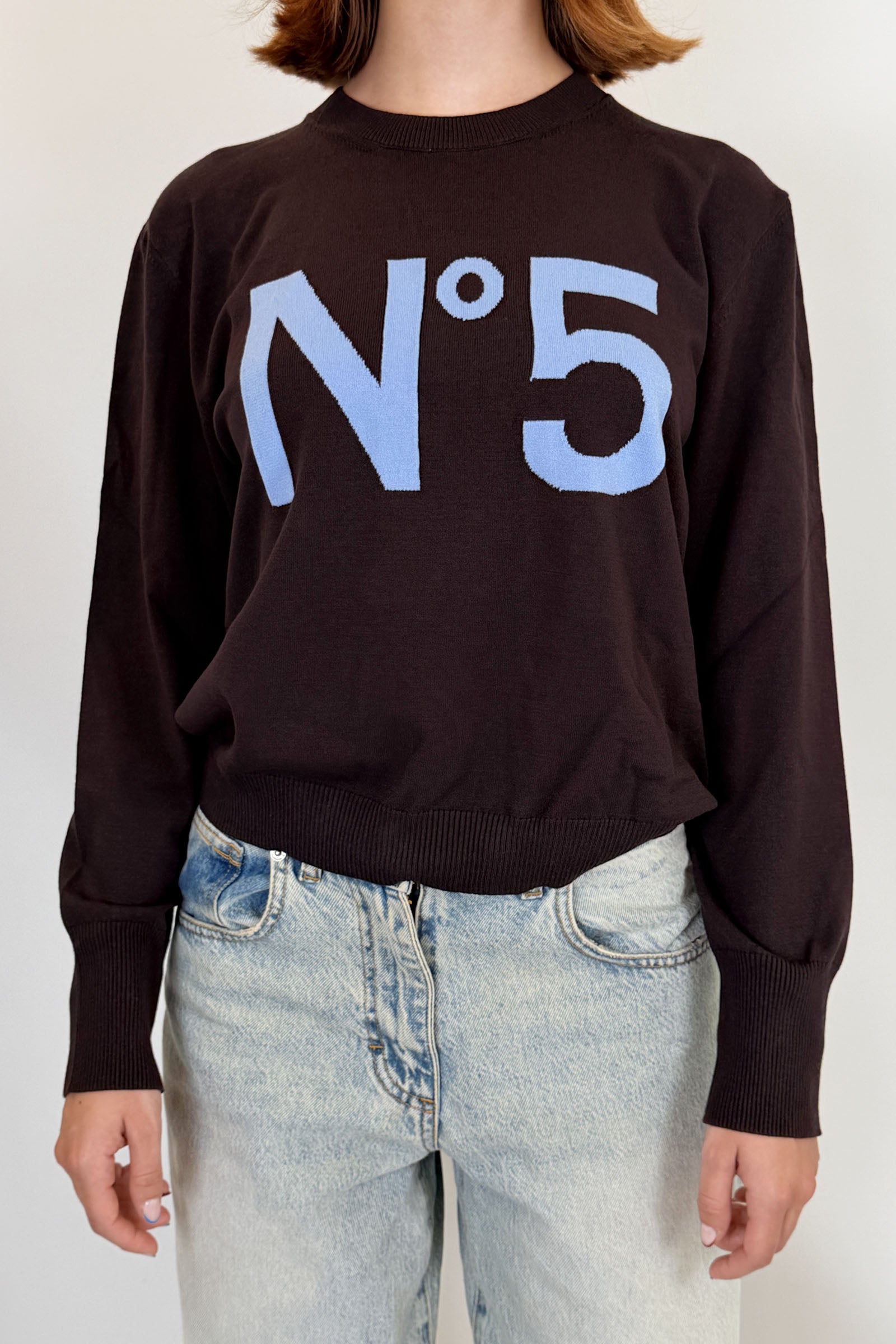 Tensione In maglia a girocollo con scritta N°5 intarsiata, colore moro