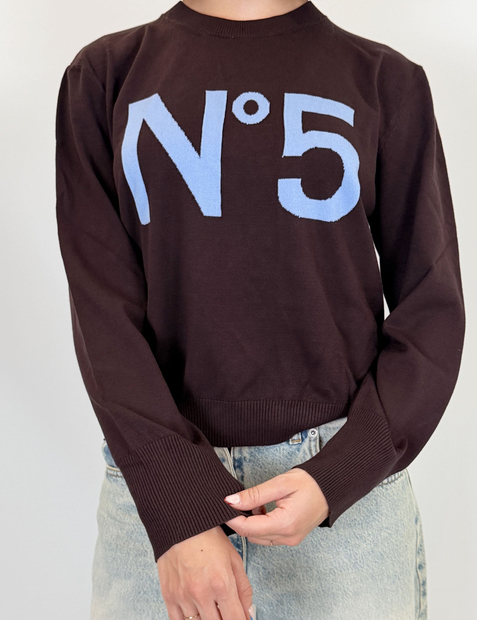 Tensione In maglia a girocollo con scritta N°5 intarsiata, colore moro