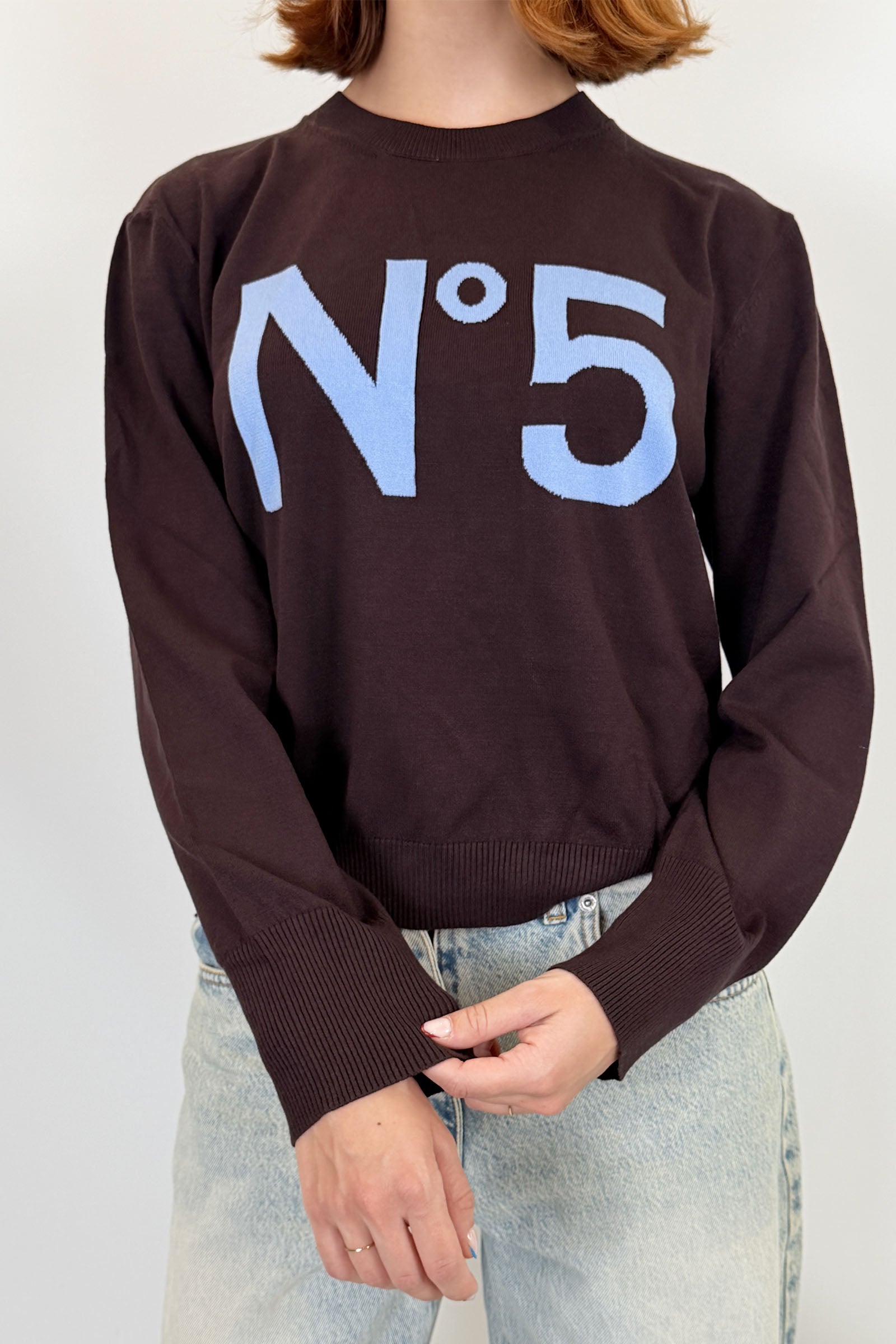 Tensione In maglia a girocollo con scritta N°5 intarsiata, colore moro