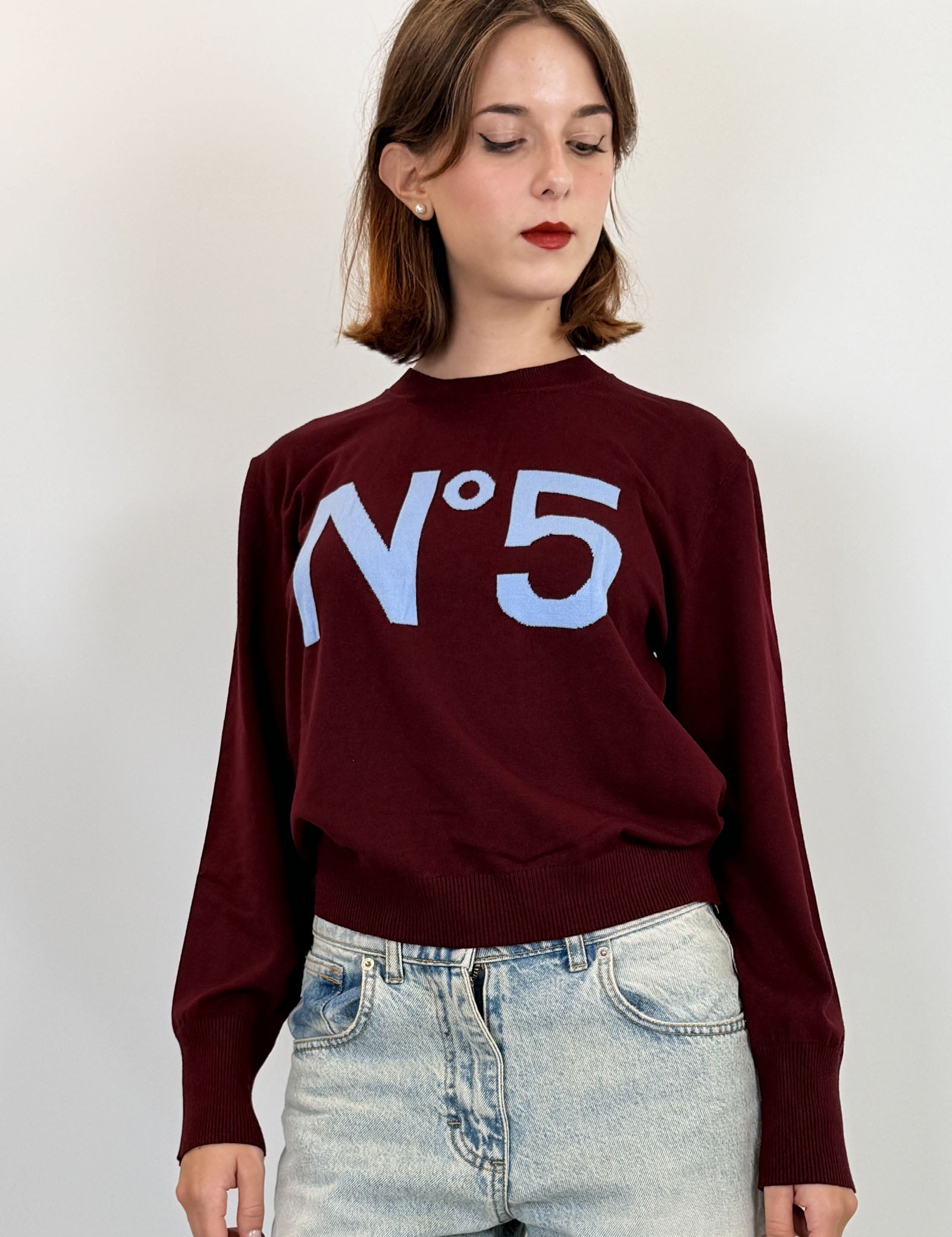 Tensione In maglia a girocollo con scritta N°5 intarsiata, colore bordeaux