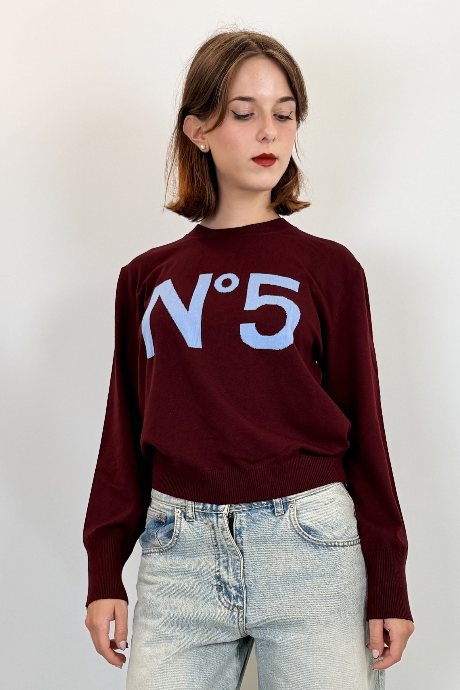 Tensione In maglia a girocollo con scritta N°5 intarsiata, colore bordeaux