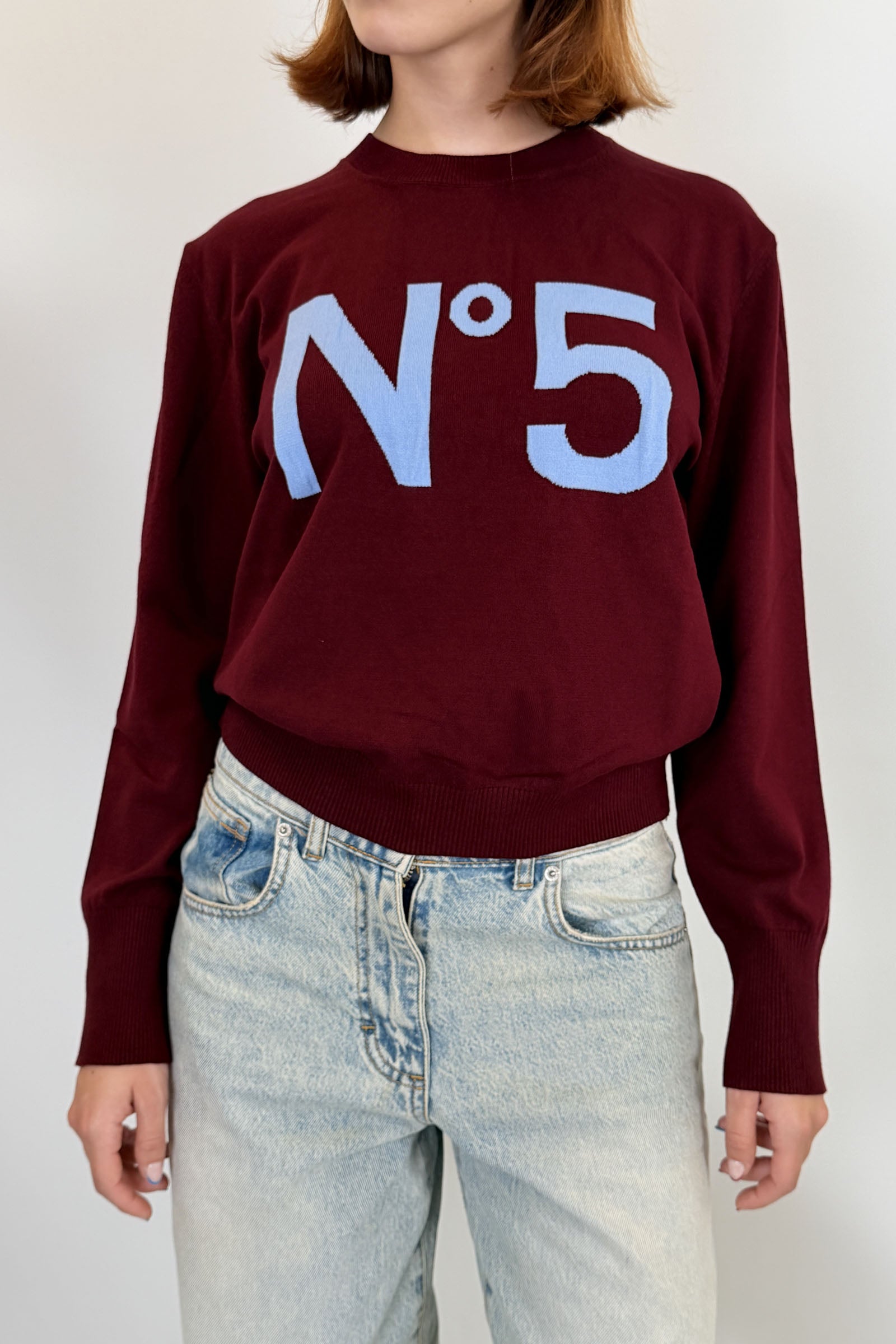 Tensione In maglia a girocollo con scritta N°5 intarsiata, colore bordeaux