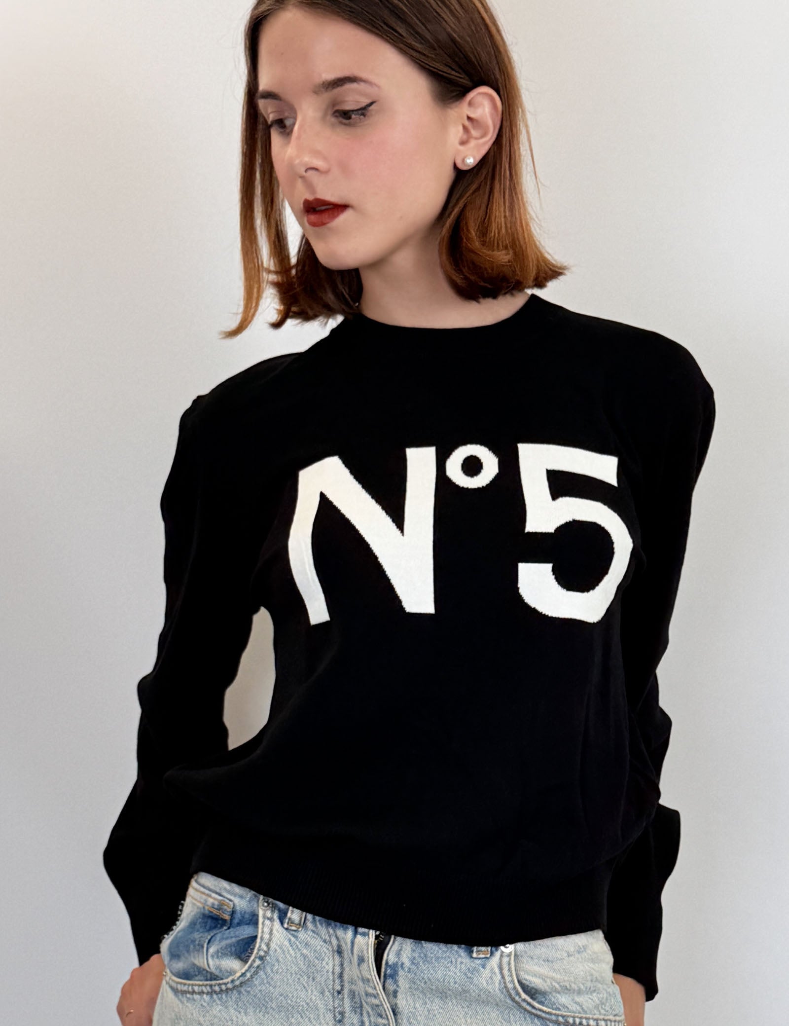 Tensione In maglia a girocollo con scritta N°5 intarsiata, colore nero