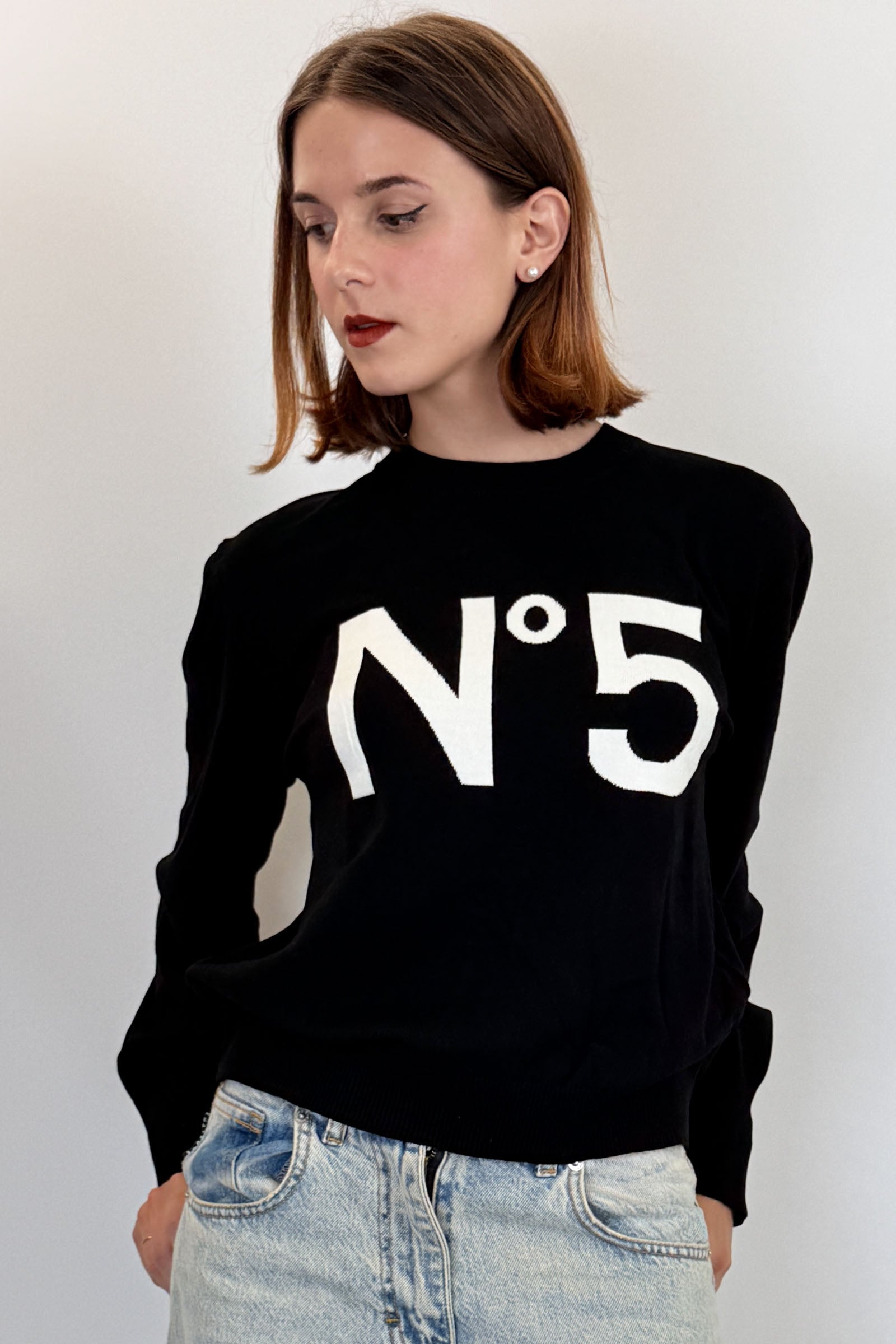 Tensione In maglia a girocollo con scritta N°5 intarsiata, colore nero