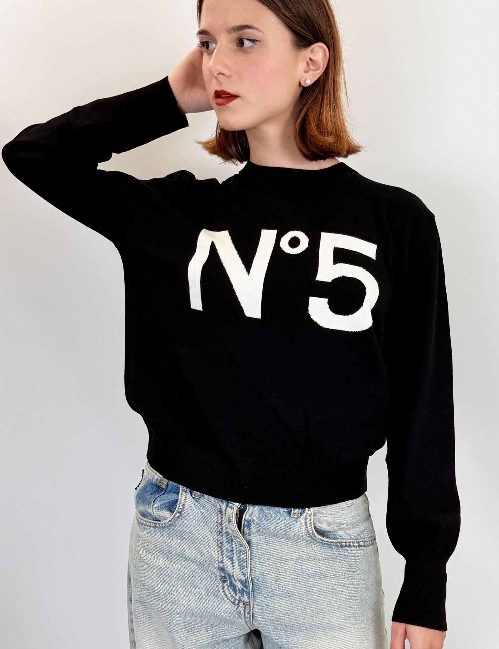 Tensione In maglia a girocollo con scritta N°5 intarsiata, colore nero