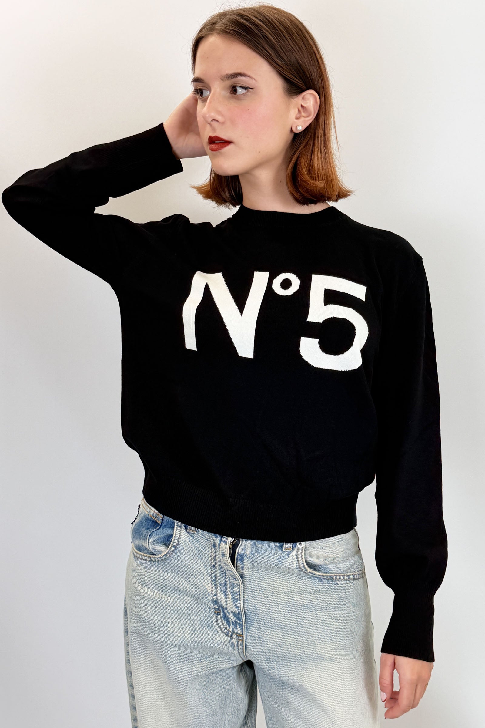 Tensione In maglia a girocollo con scritta N°5 intarsiata, colore nero