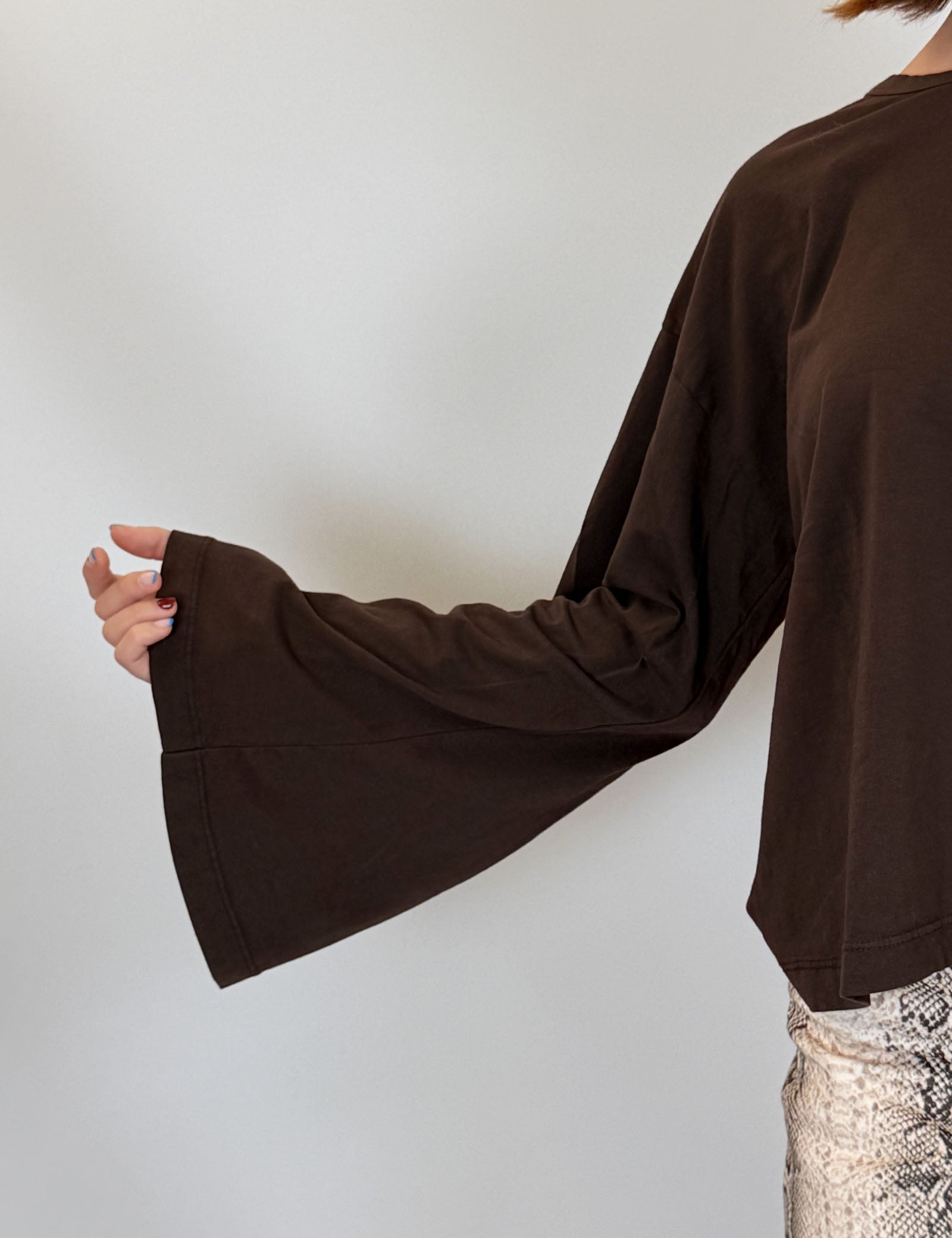 HaveOne t-shirt in cotone con manica a campana, dettaglio della manica, colore moro