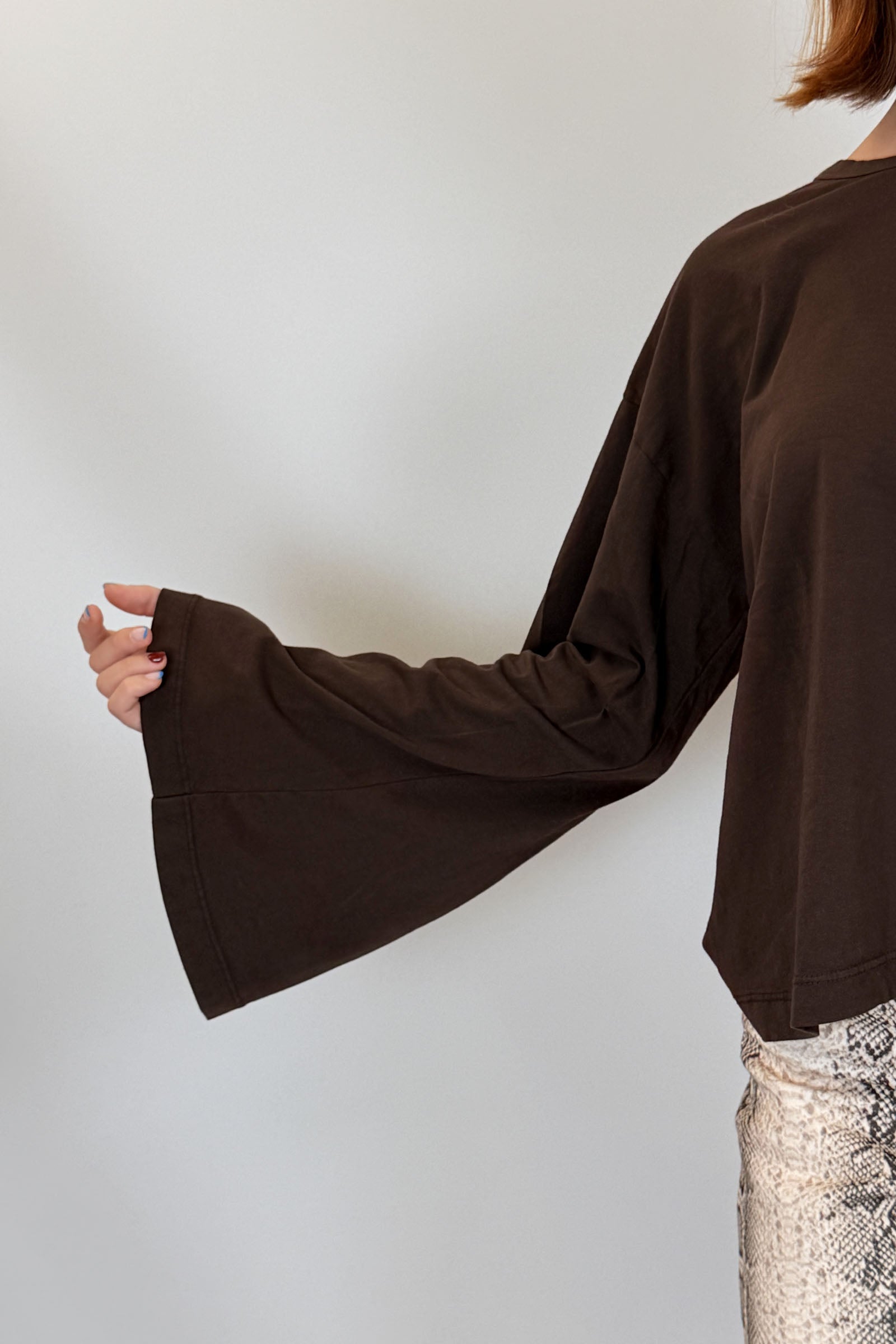 HaveOne t-shirt in cotone con manica a campana, dettaglio della manica, colore moro