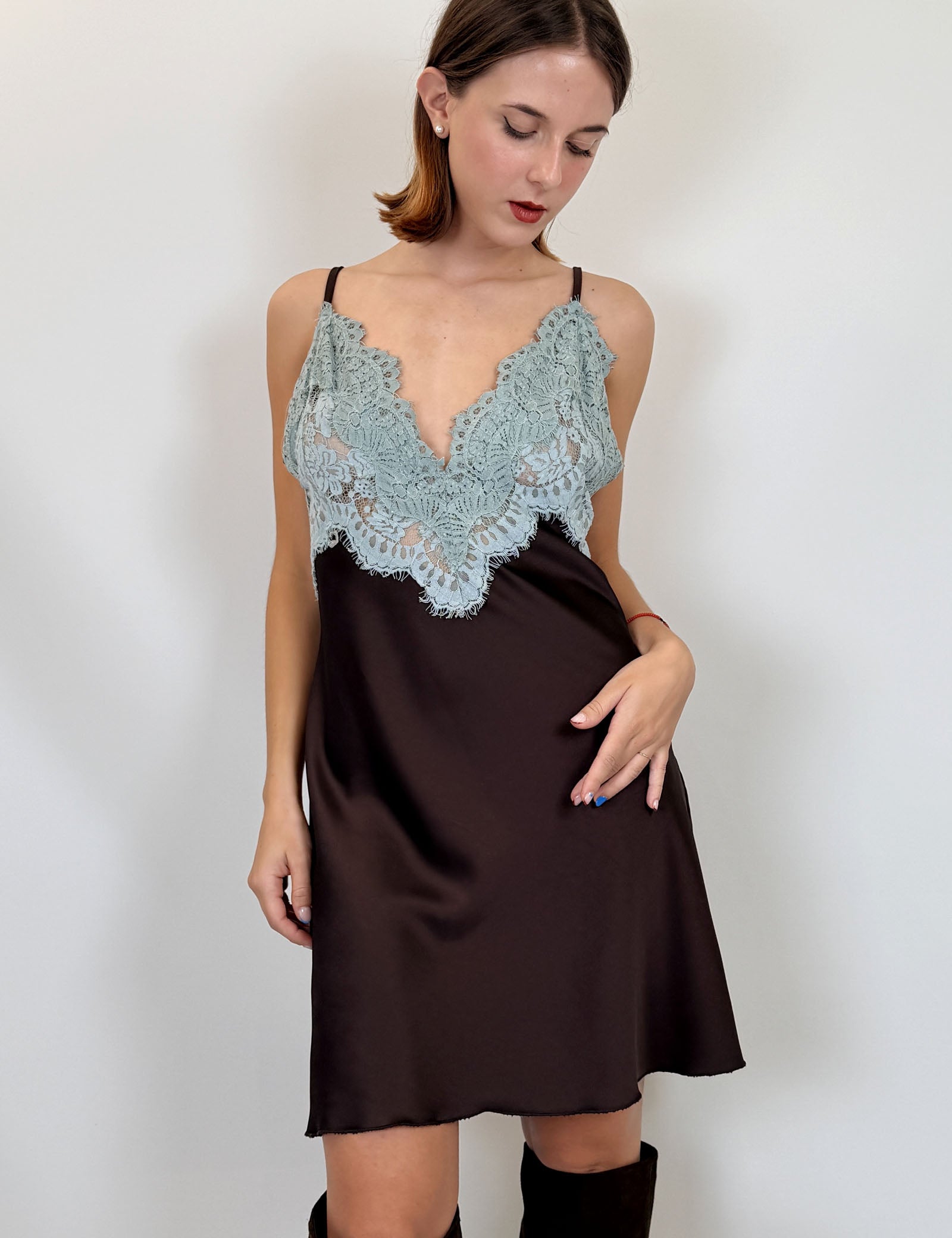 Susy Mix abito stile lingerie con pizzo sulla scollattura, colore moro