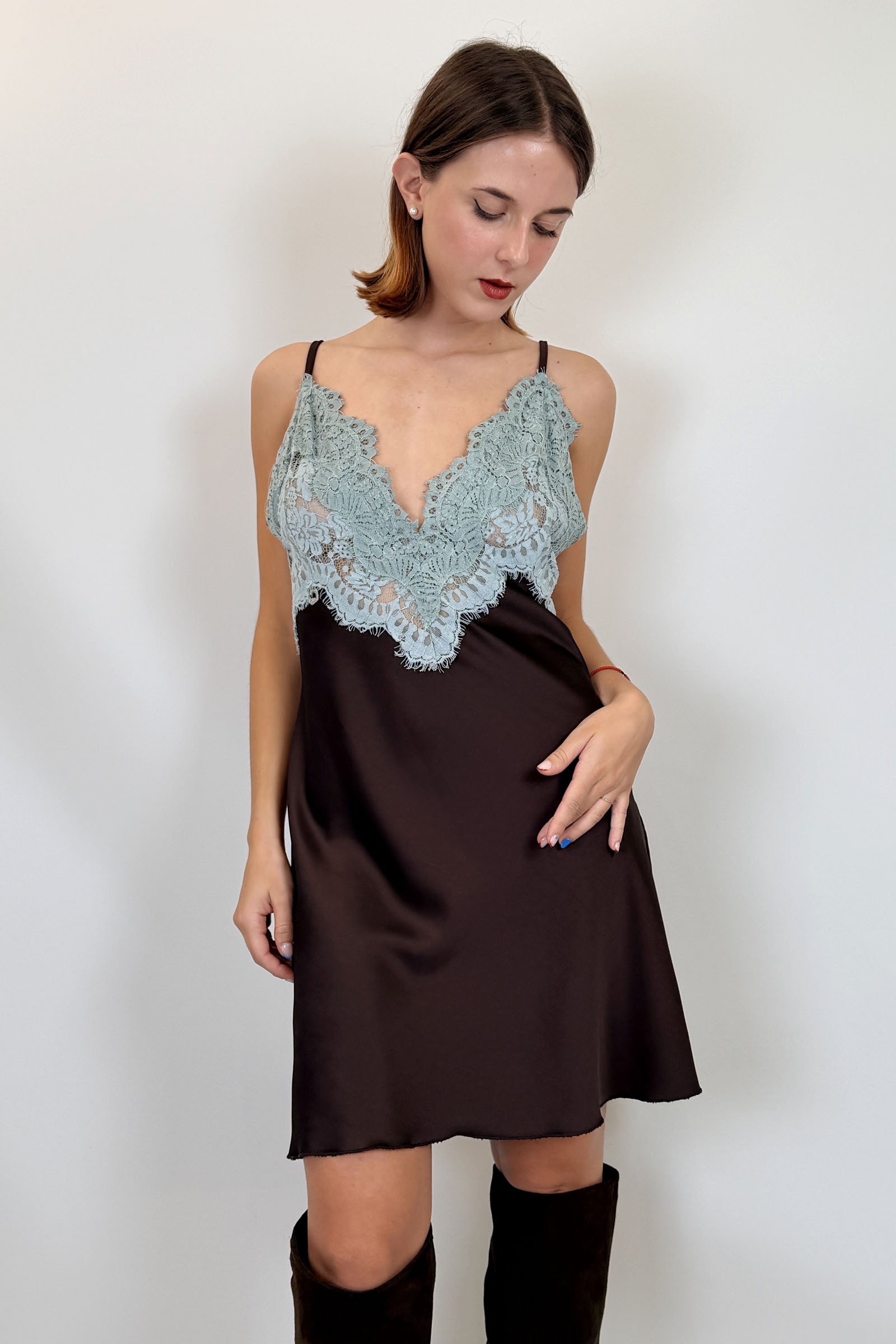 Susy Mix abito stile lingerie con pizzo sulla scollattura, colore moro