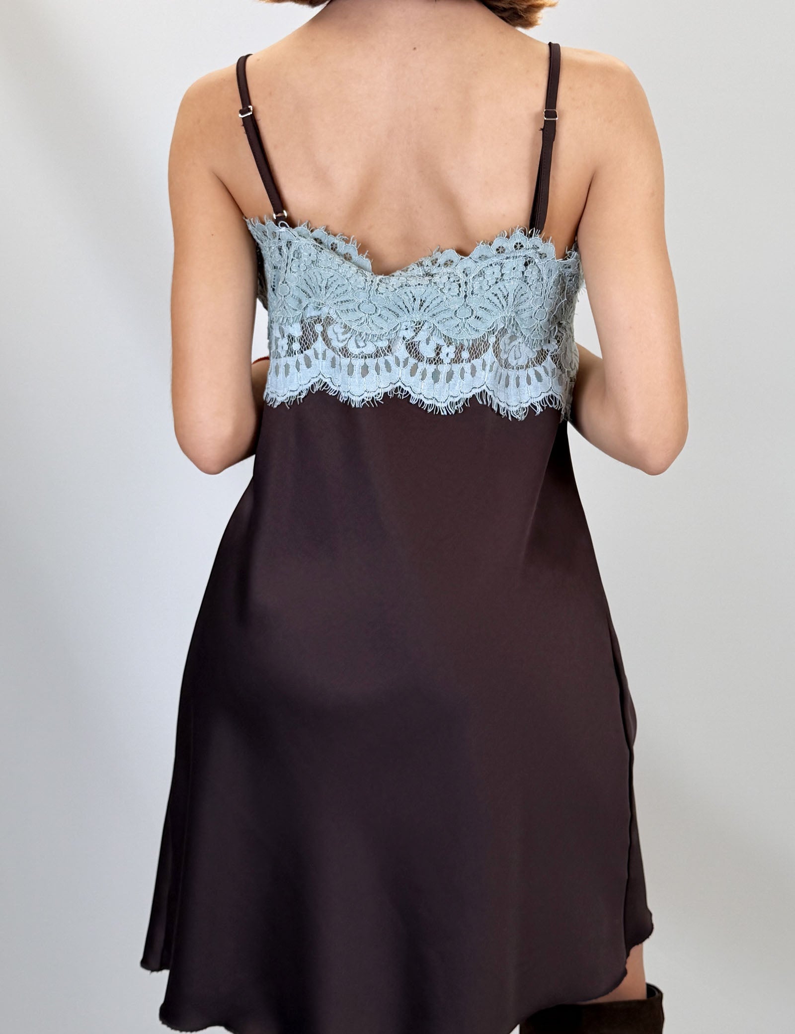 Susy Mix abito stile lingerie con pizzo sulla scollattura, colore moro