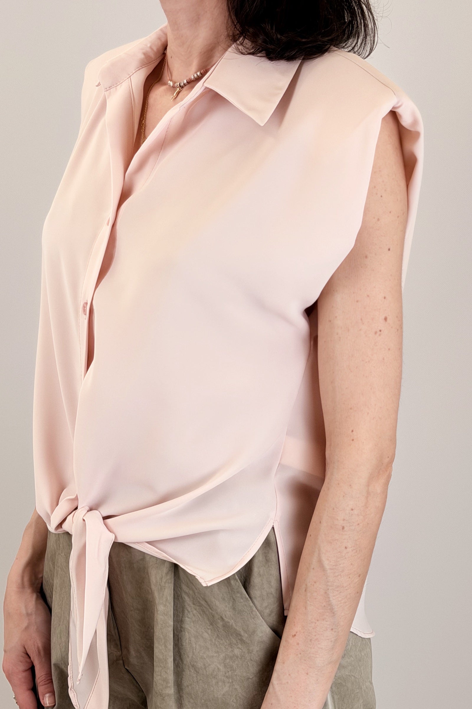 Camicia smanicata con spalline