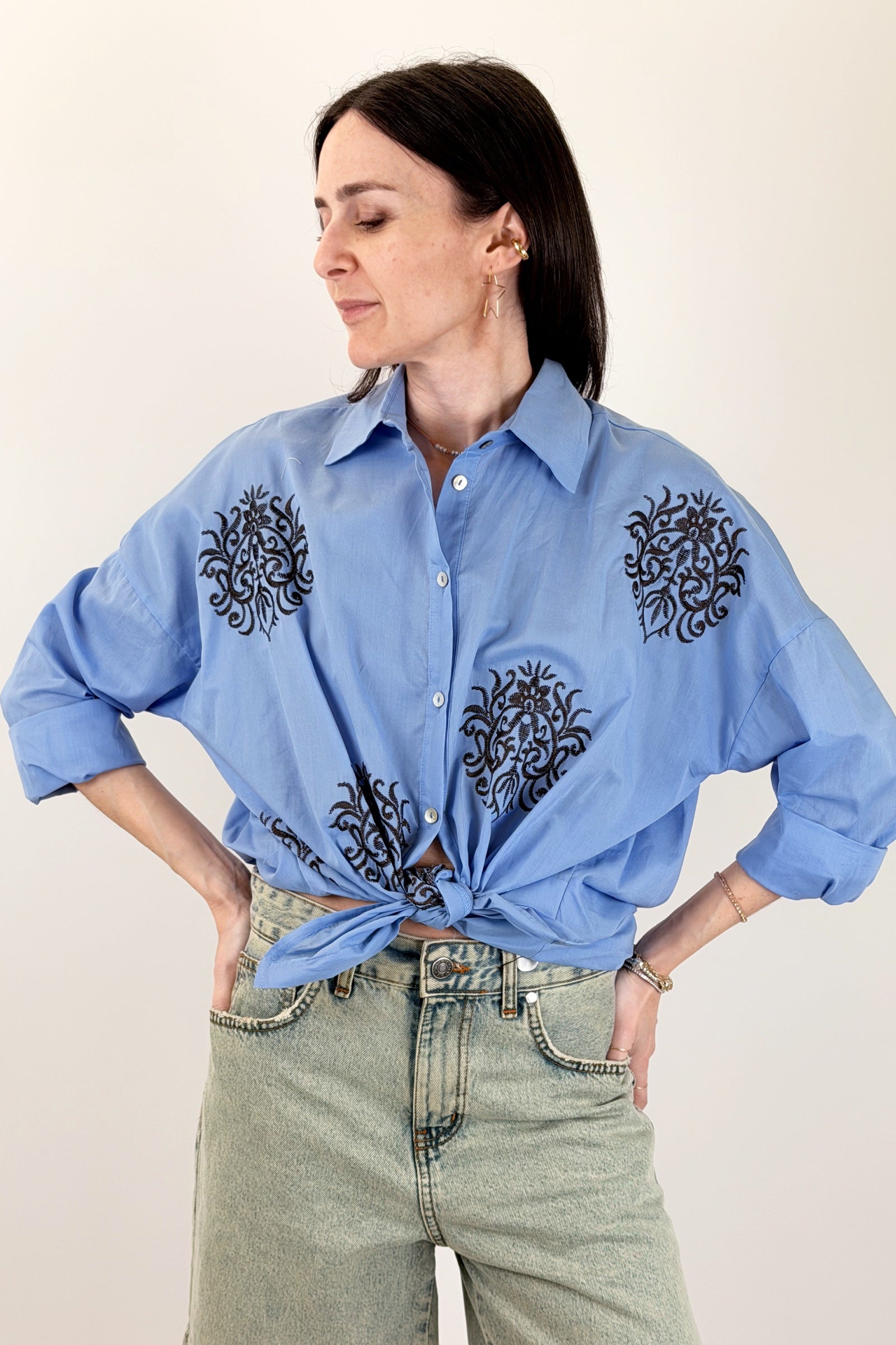 Camicia con nodo e ricami