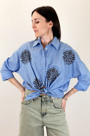 Camicia con nodo e ricami