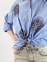 Camicia con nodo e ricami