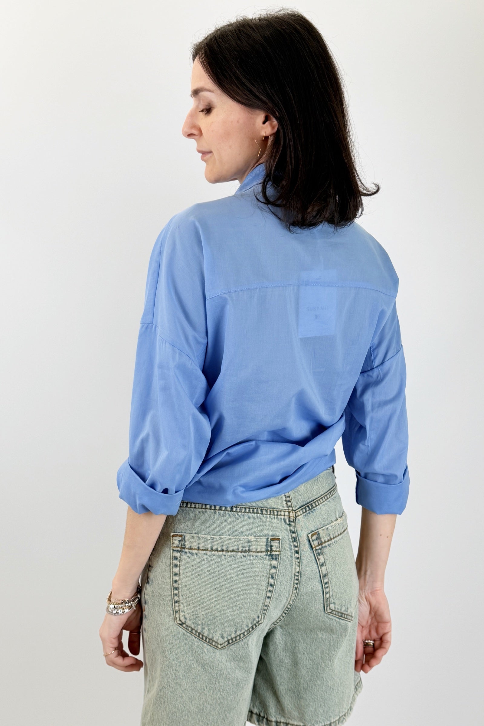 Camicia con nodo e ricami