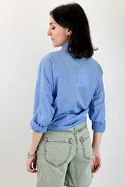 Camicia con nodo e ricami