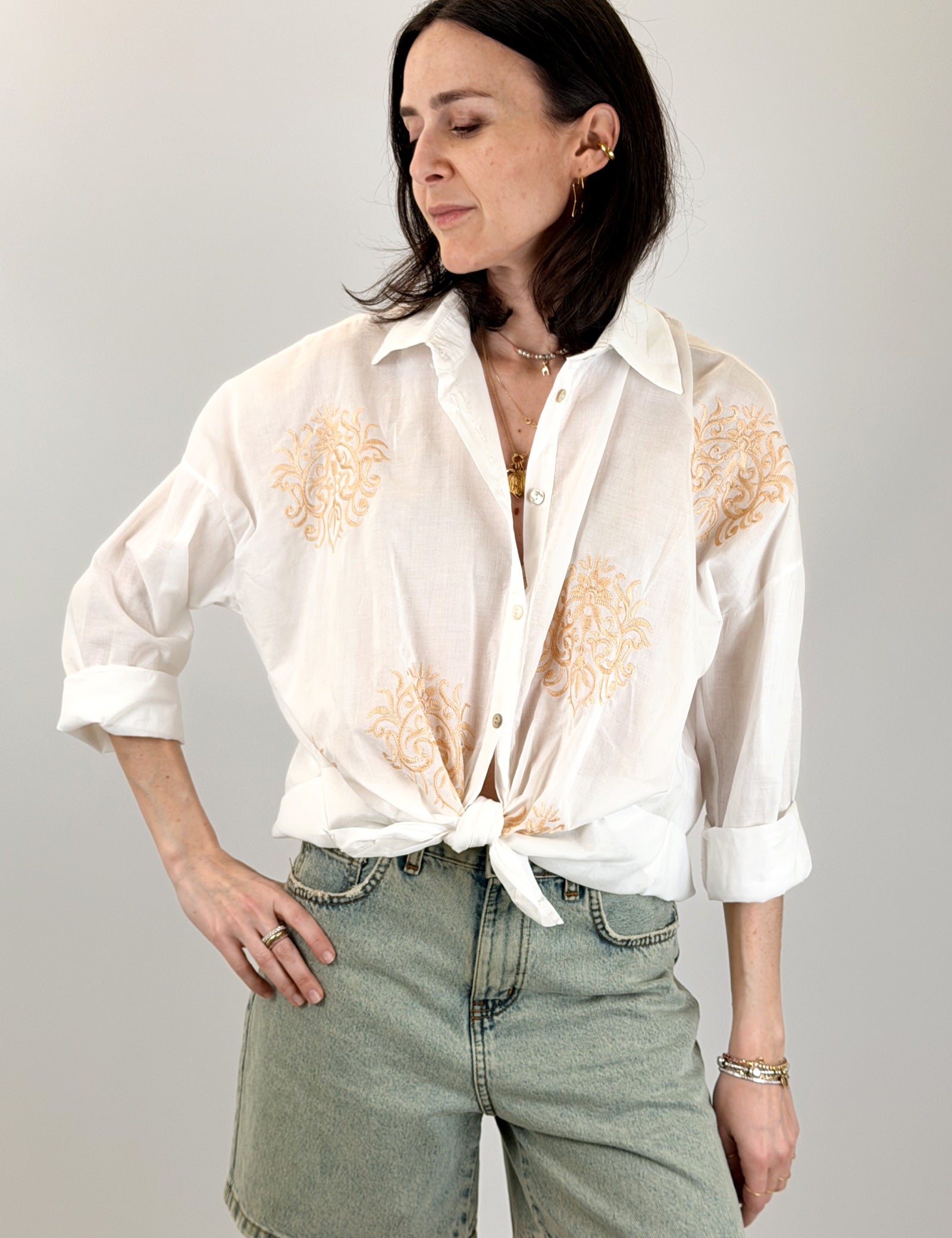 Camicia con nodo e ricami