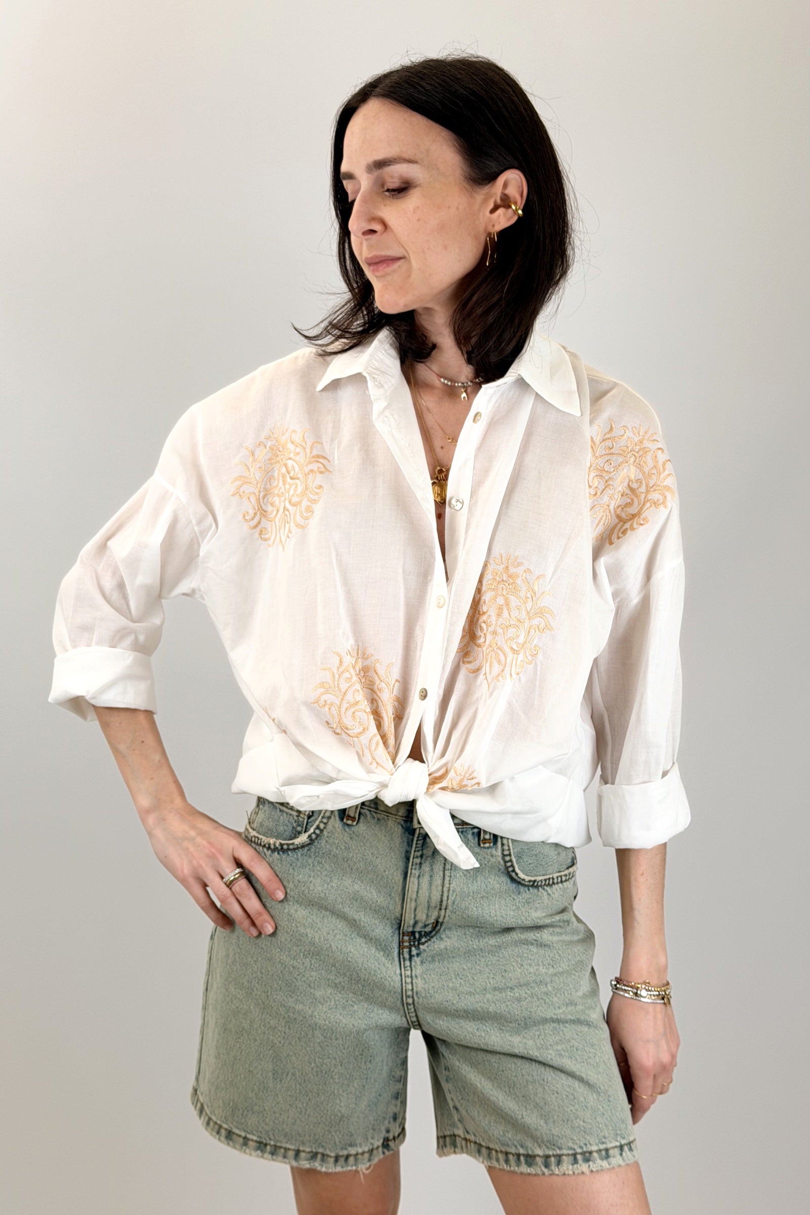 Camicia con nodo e ricami